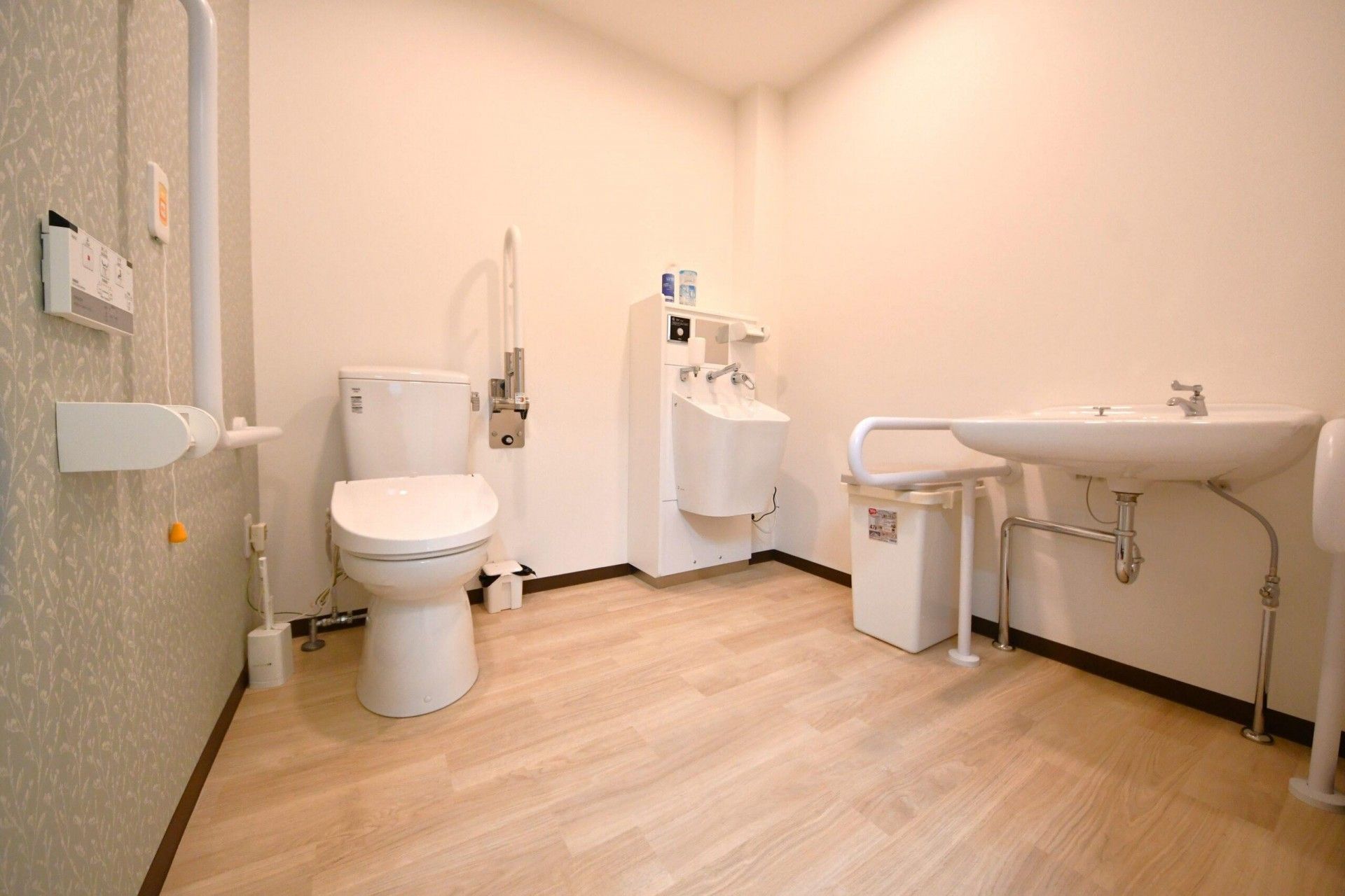 手すり付きのトイレ