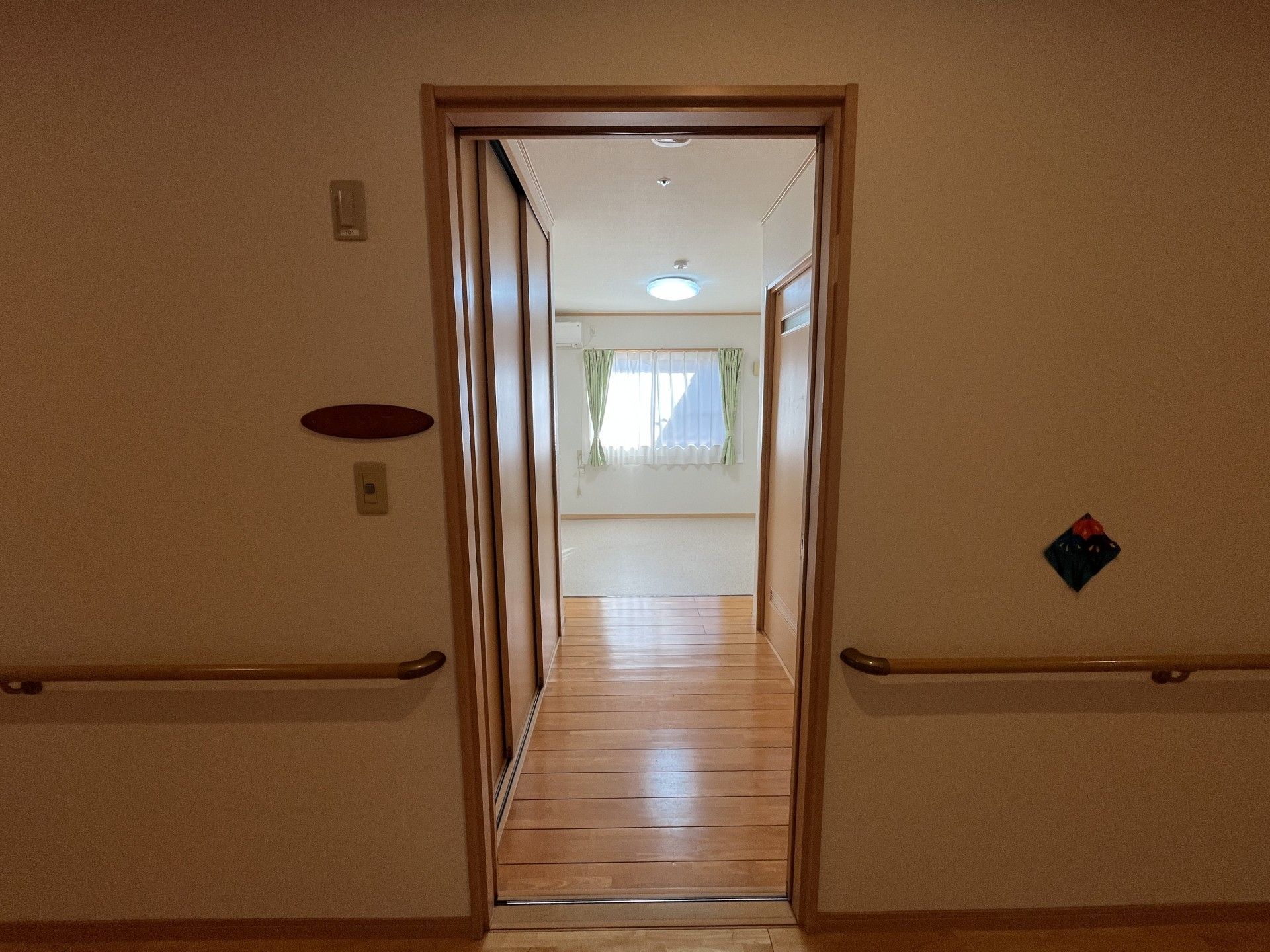 明るい部屋の入口