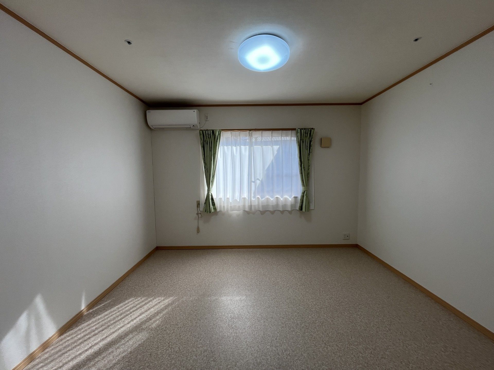 窓際の明るい部屋