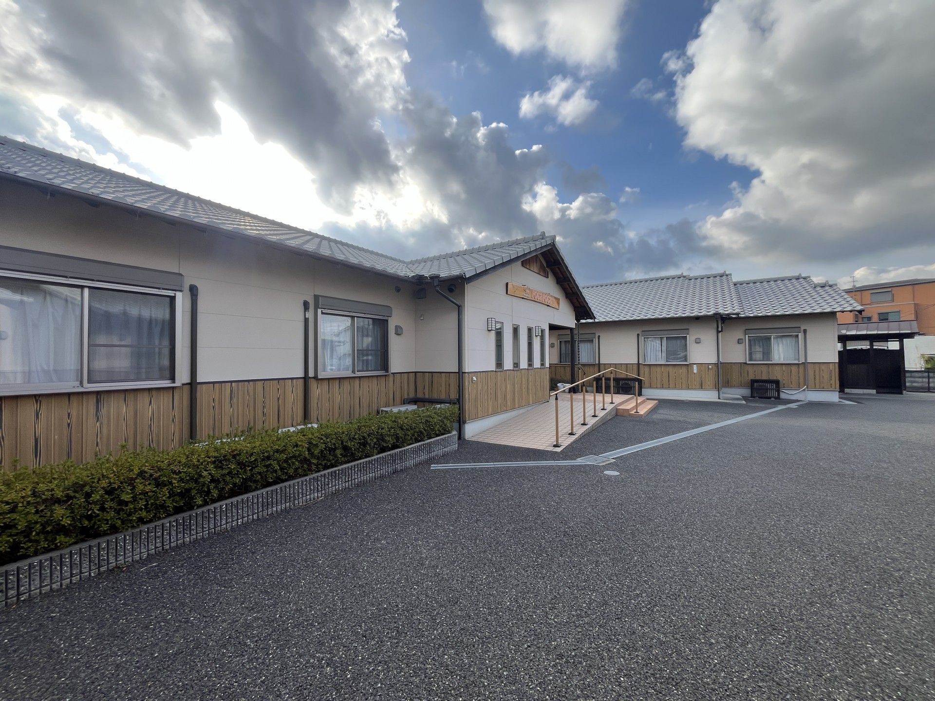 落ち着いた外観の建物