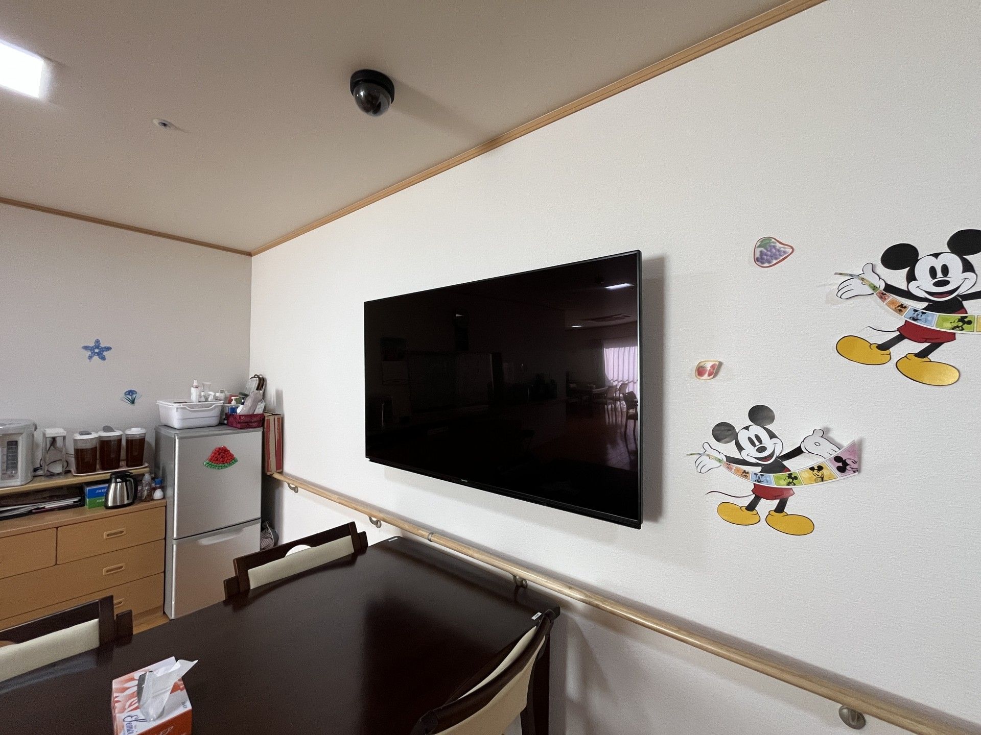 壁のテレビと冷蔵庫