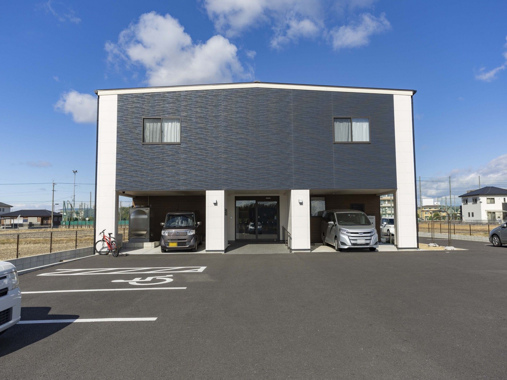 駐車場のある建物外観