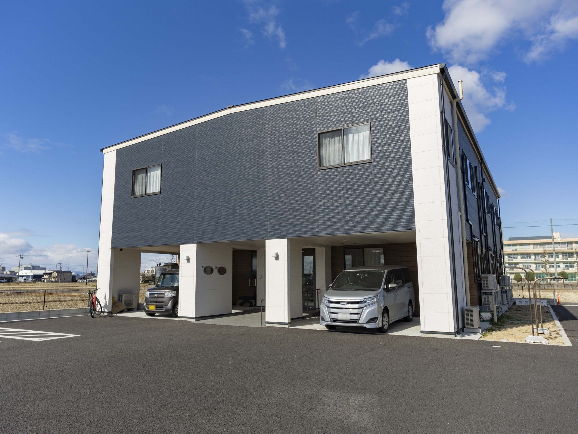 駐車場のある建物外観