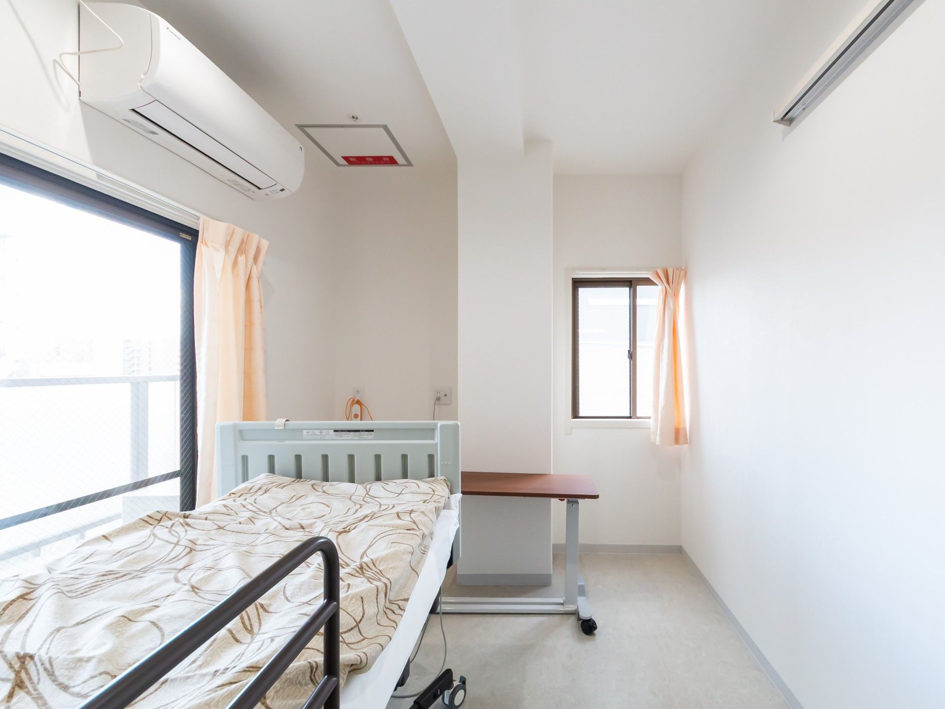 ベッドと窓のある部屋