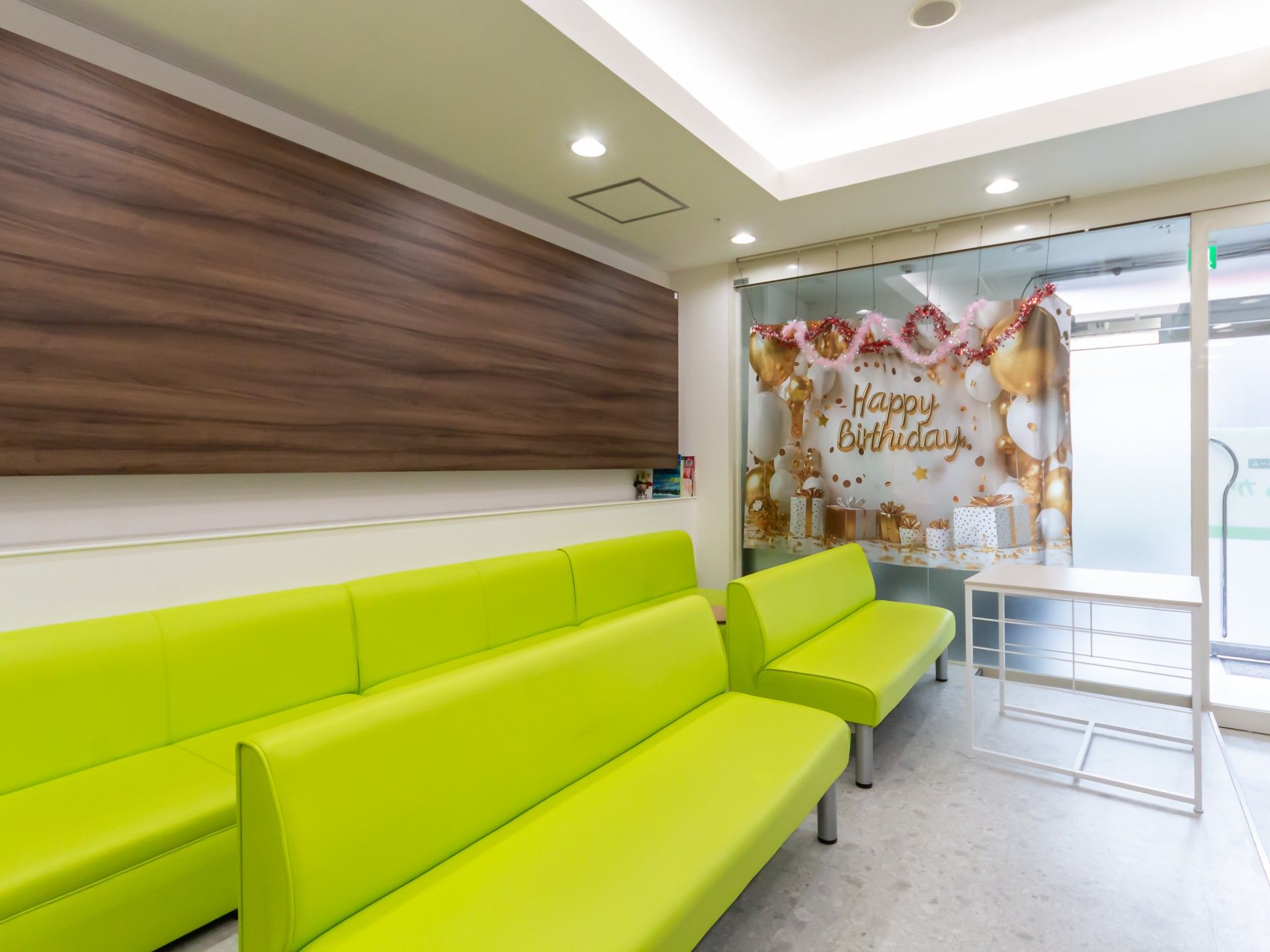 誕生日装飾のある待合室