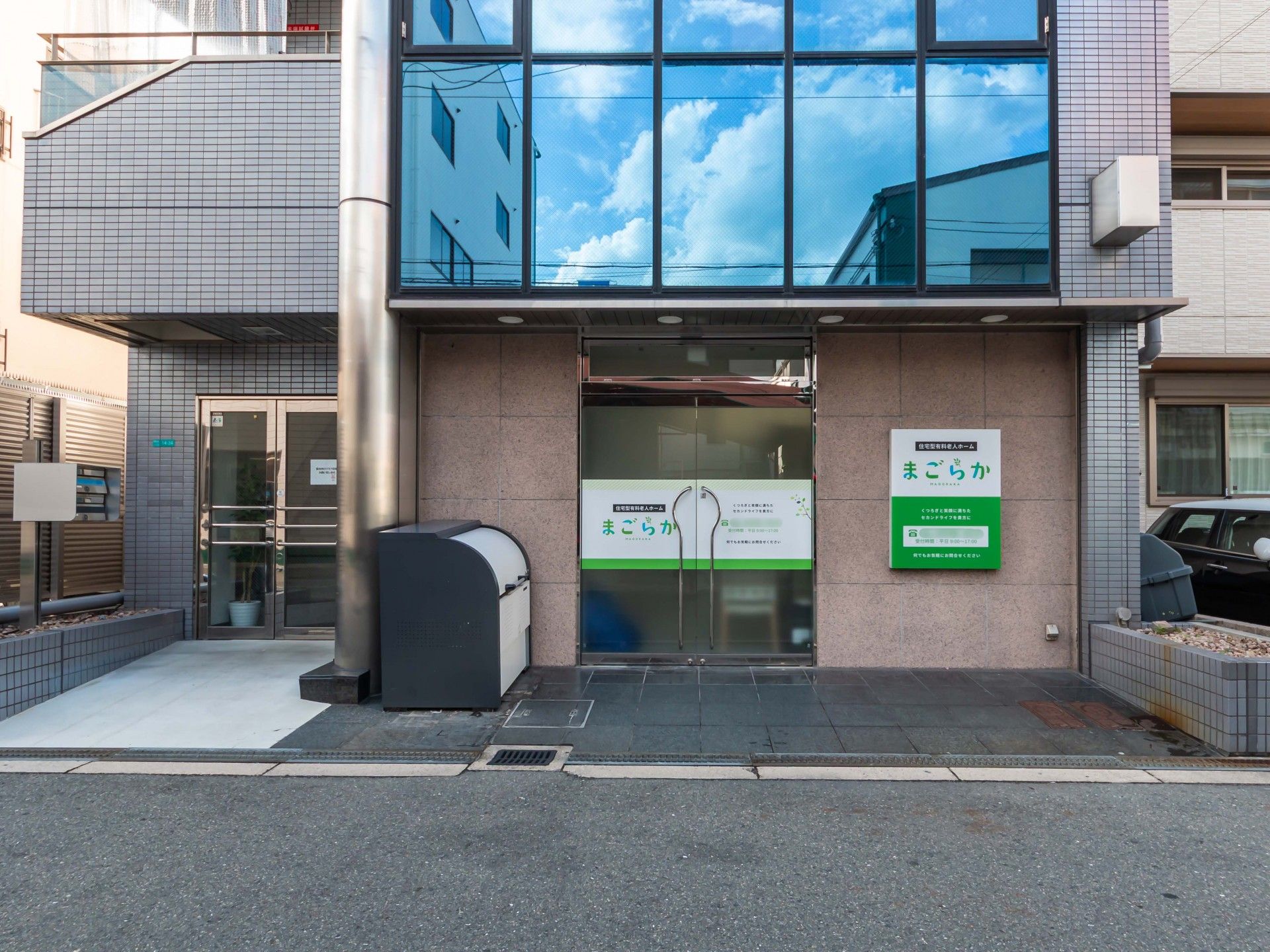 ガラス扉のある建物入口