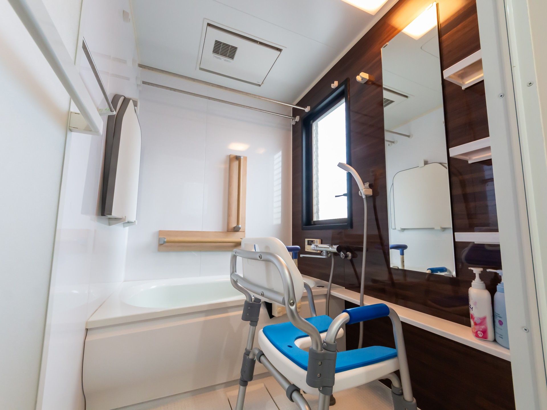 手すり付きの浴室