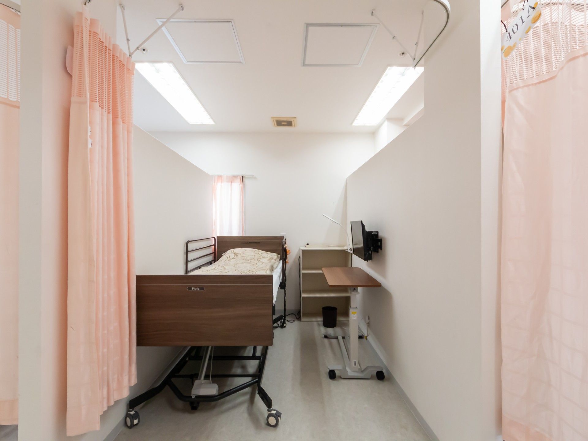 カーテンで仕切られた個室