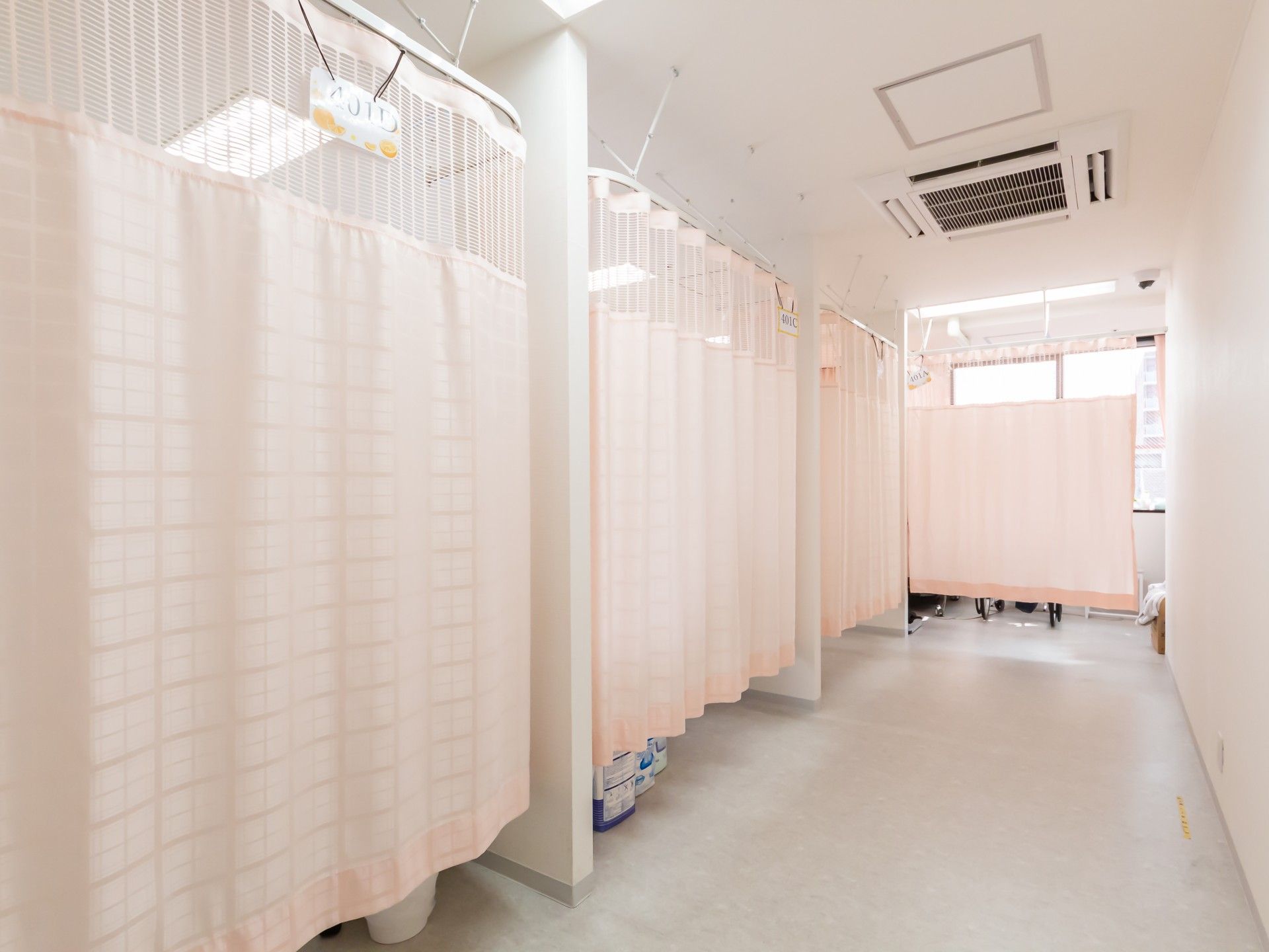 カーテンで仕切られた空間