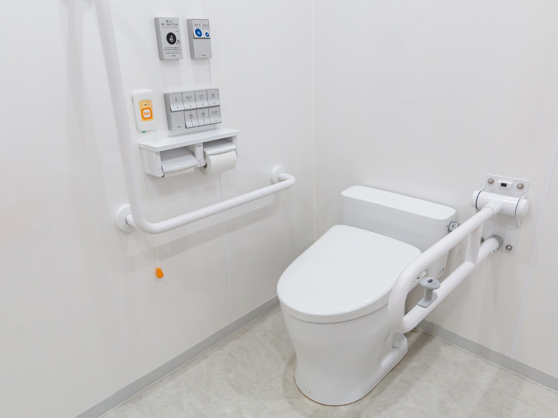 手すり付きのトイレ