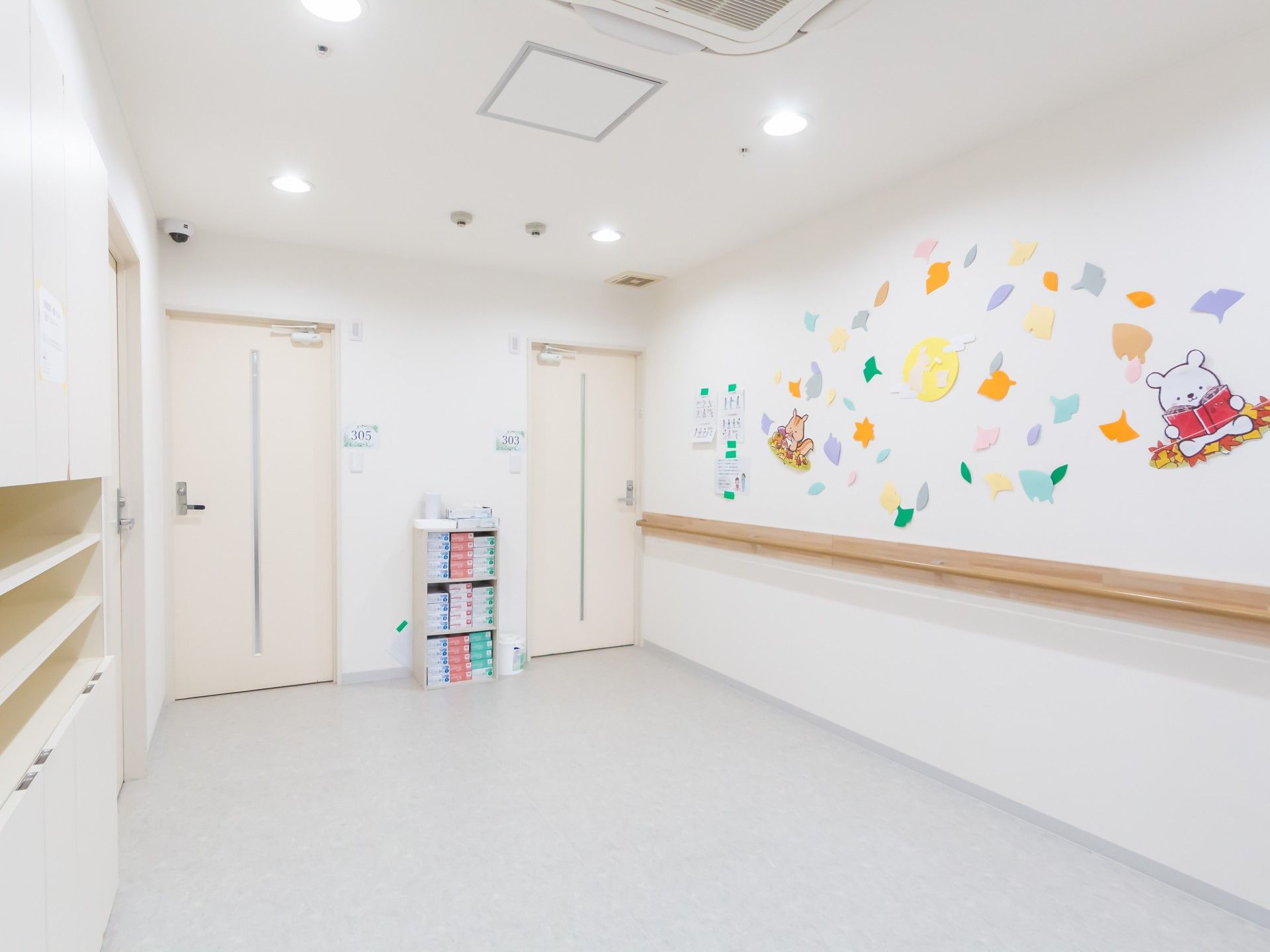 明るい廊下の壁面