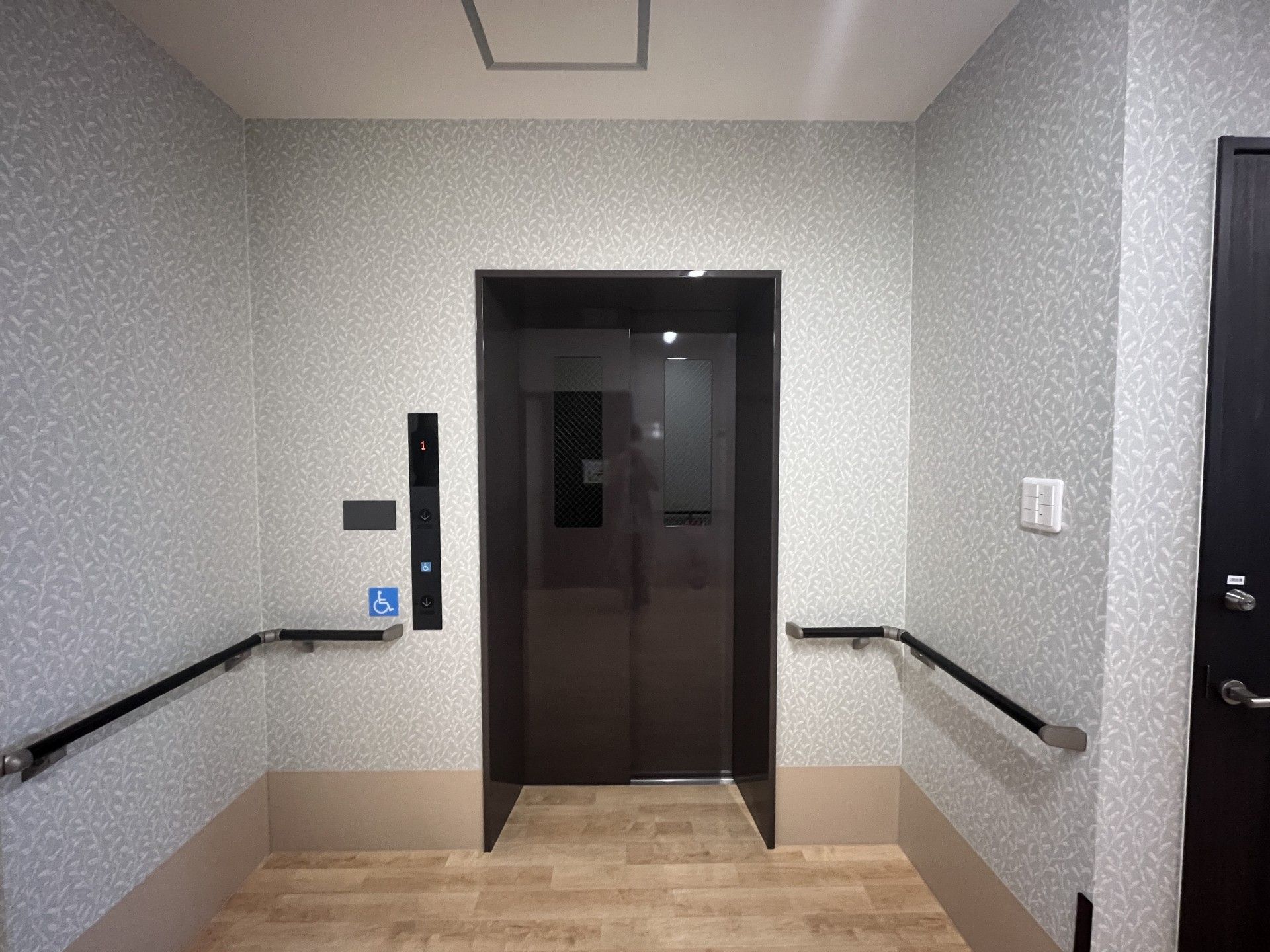 手すり付きのエレベーター前