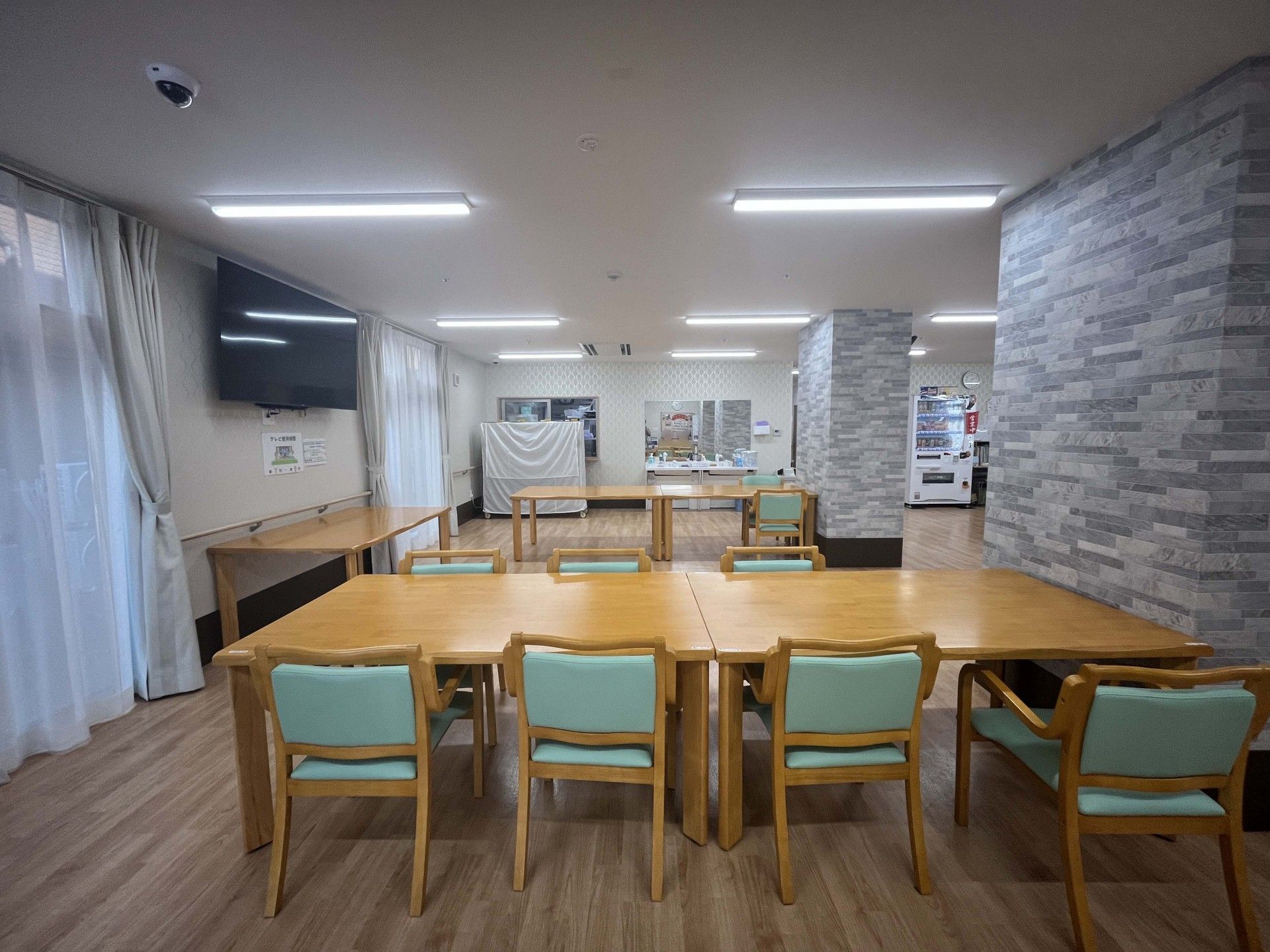広いテーブルと椅子のある部屋