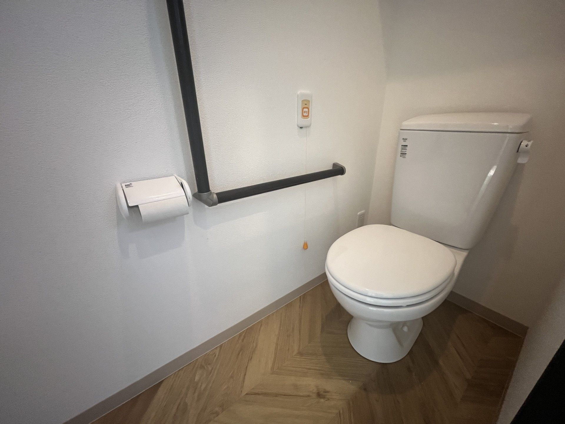 手すり付きのトイレ