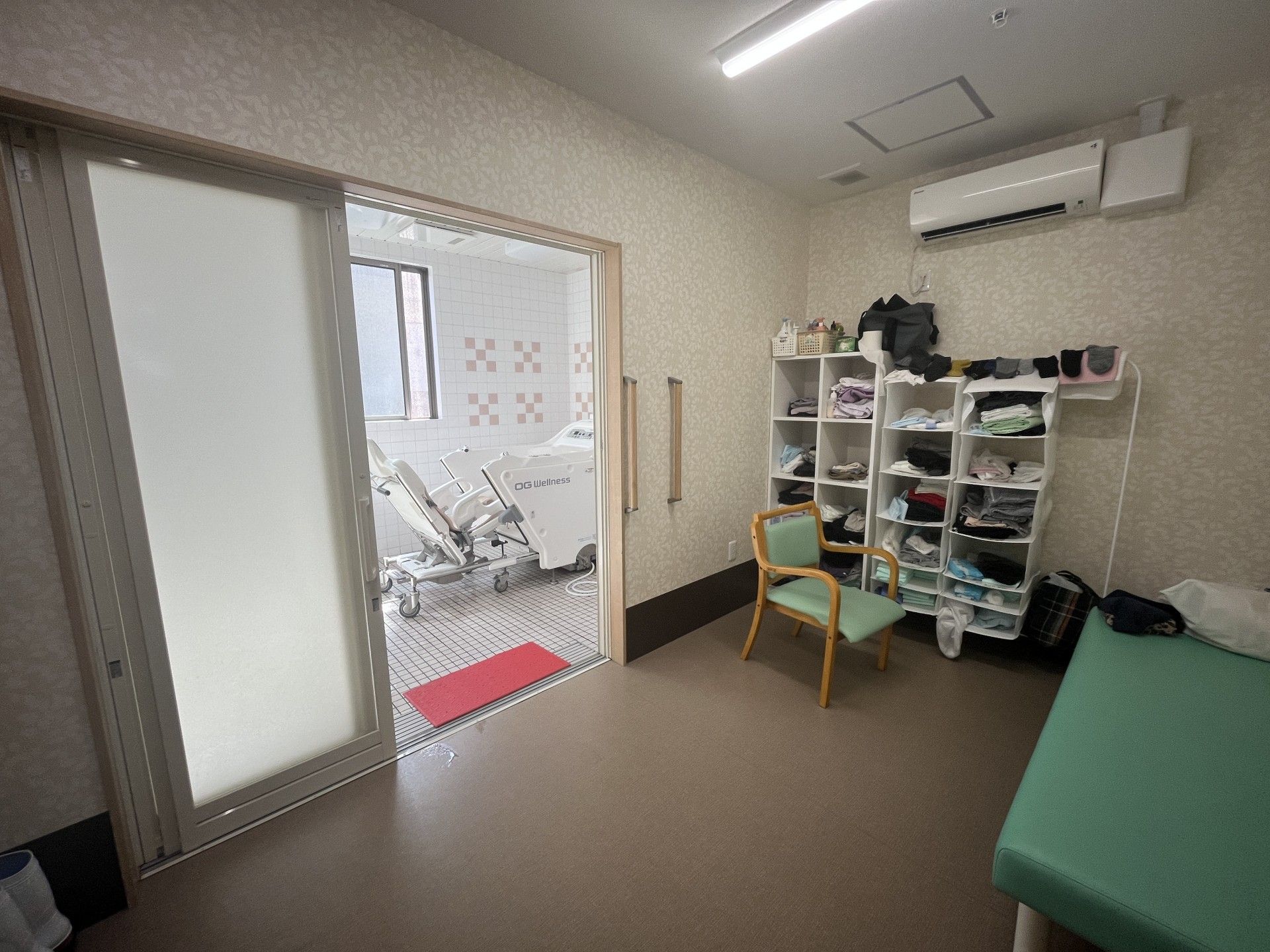 清潔な脱衣所と浴室