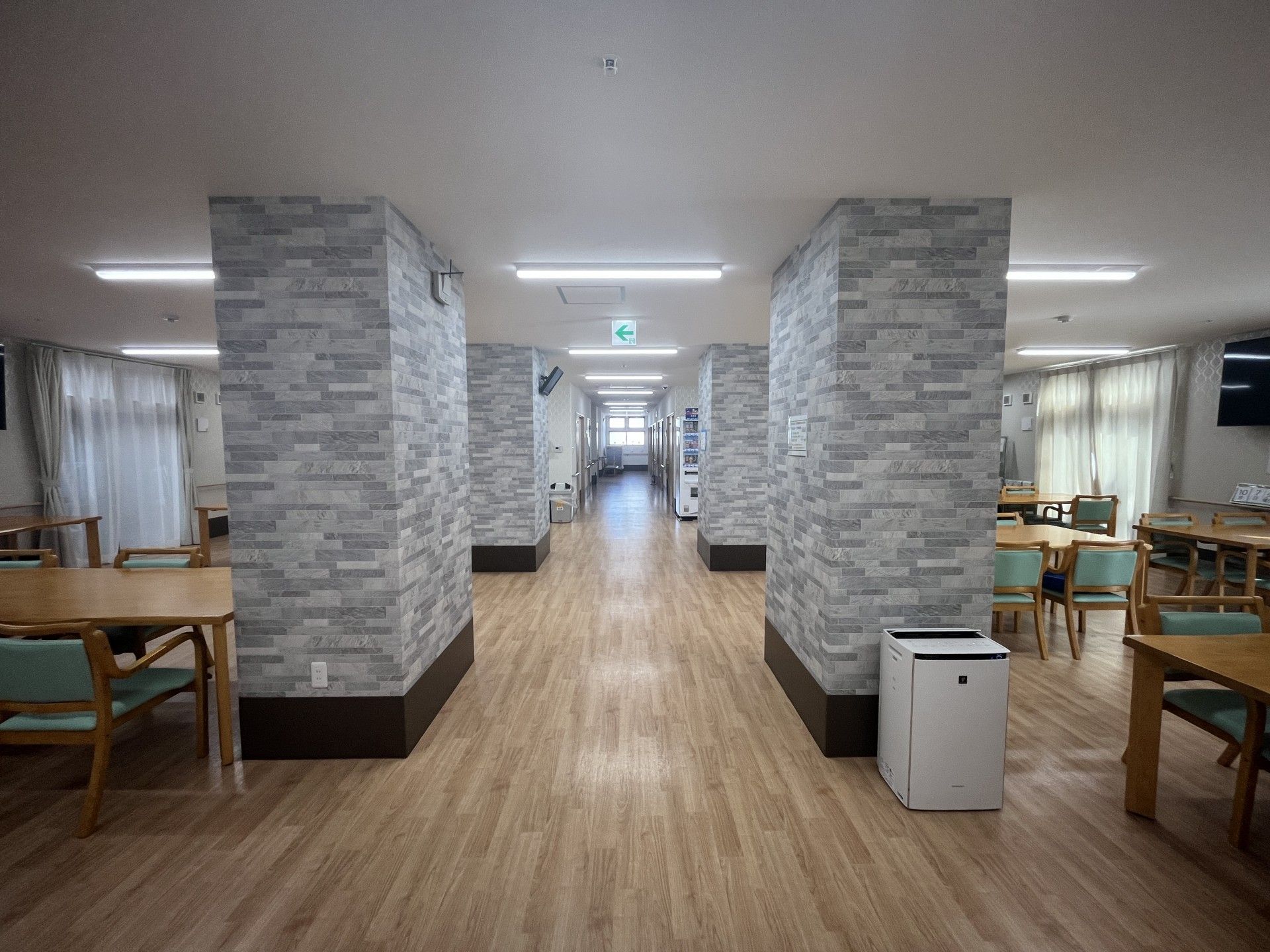 広い廊下とテーブル