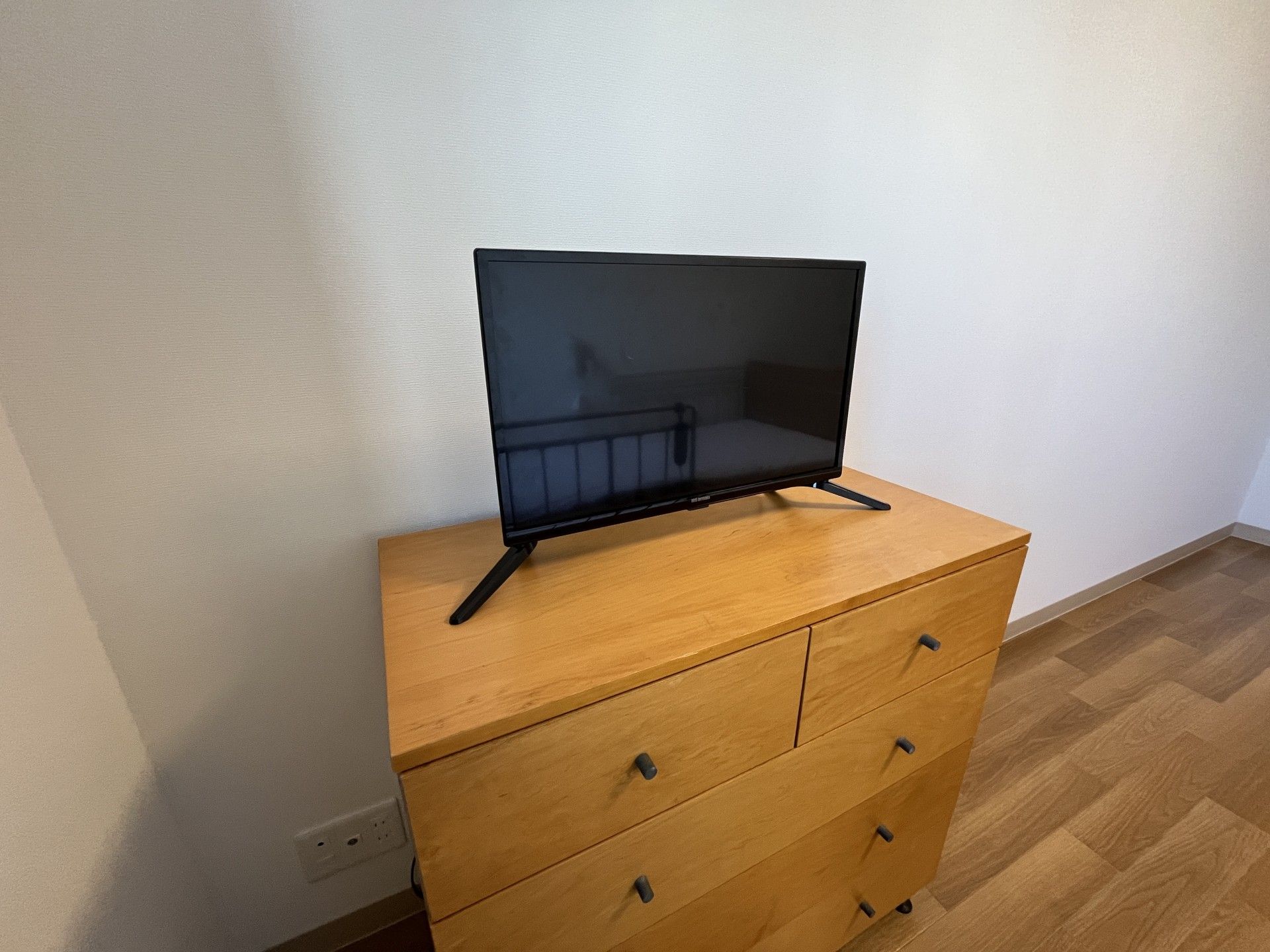 テレビと木製チェスト