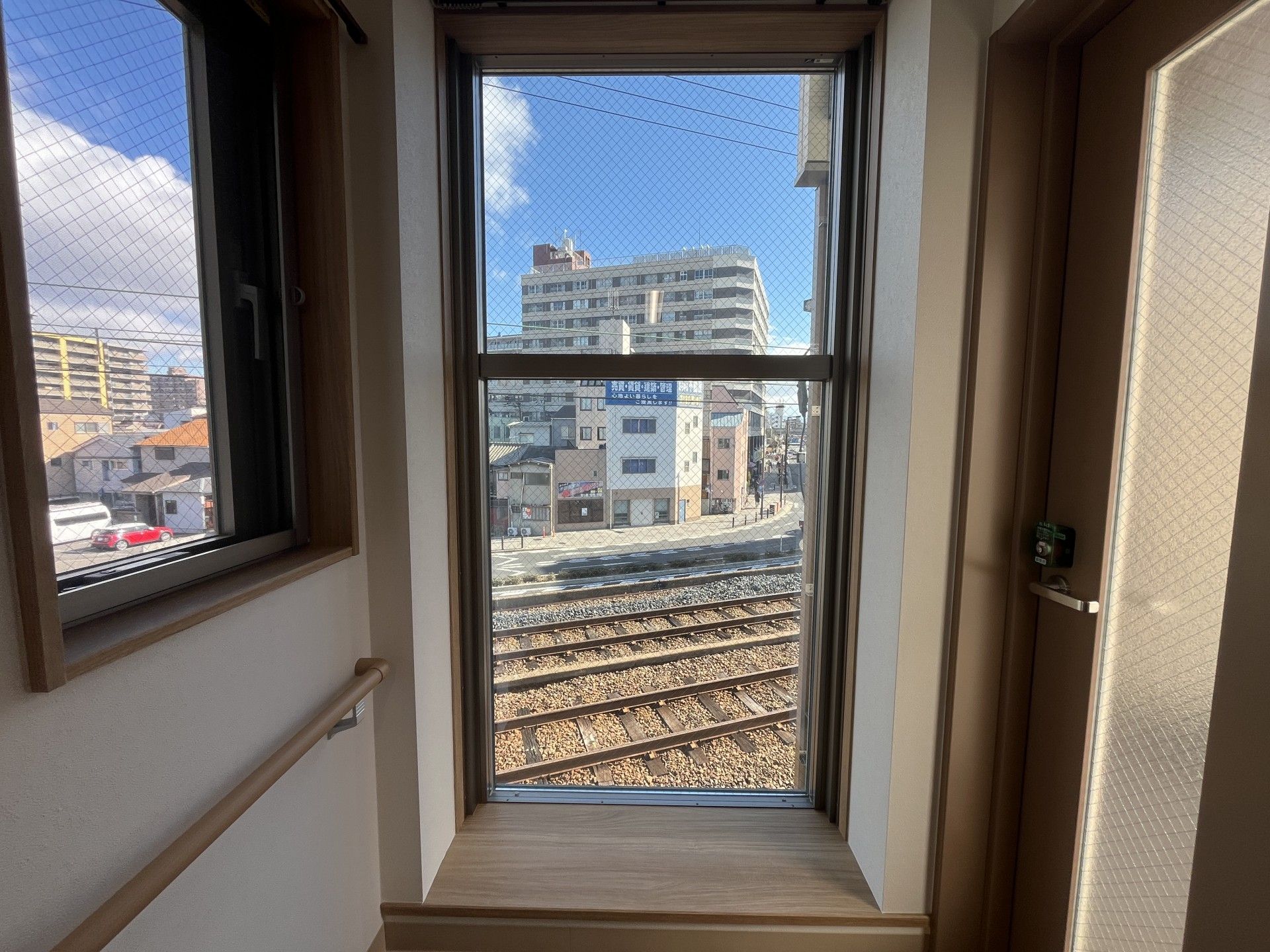 窓からの鉄道風景
