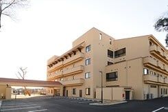 明るい外観の建物