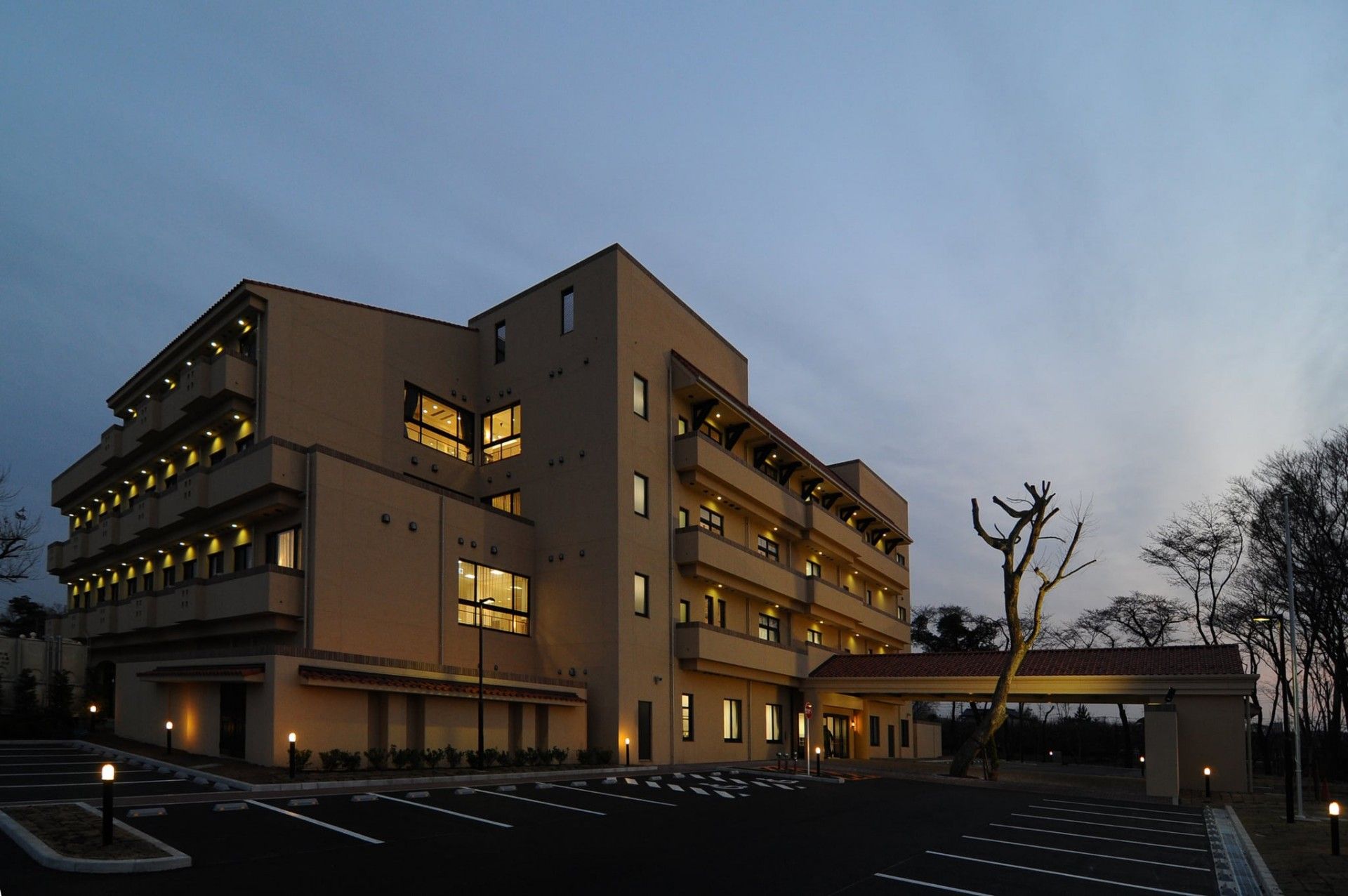 夕暮れ時の建物外観