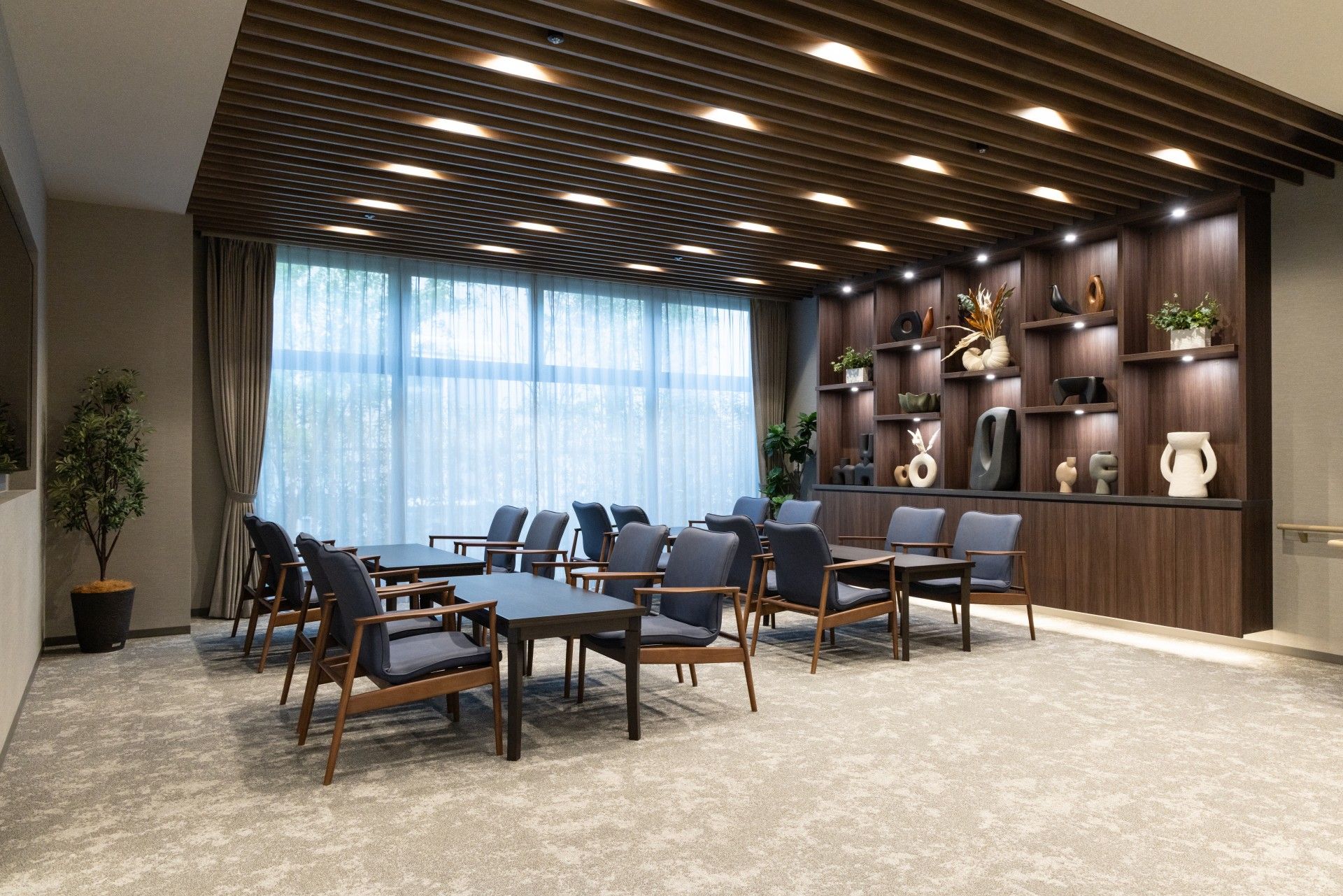 落ち着いた雰囲気の部屋