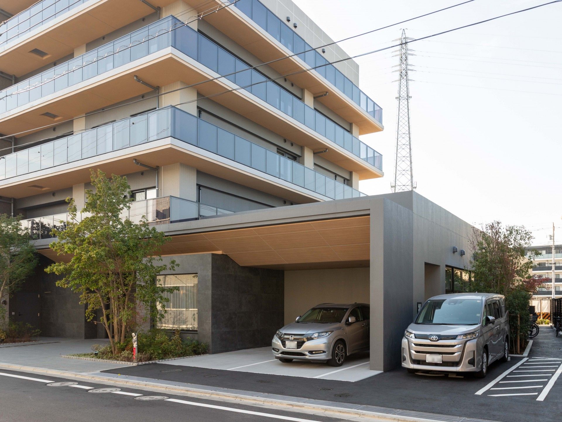 駐車場のある建物外観