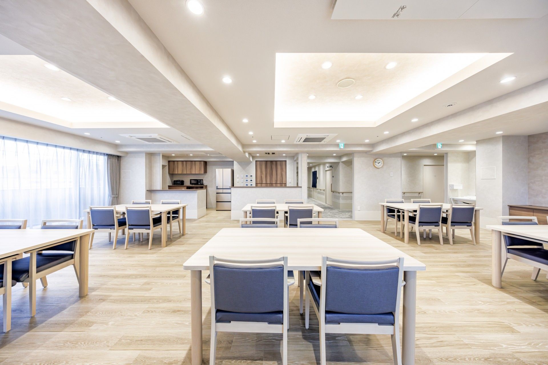 明るい食堂の様子