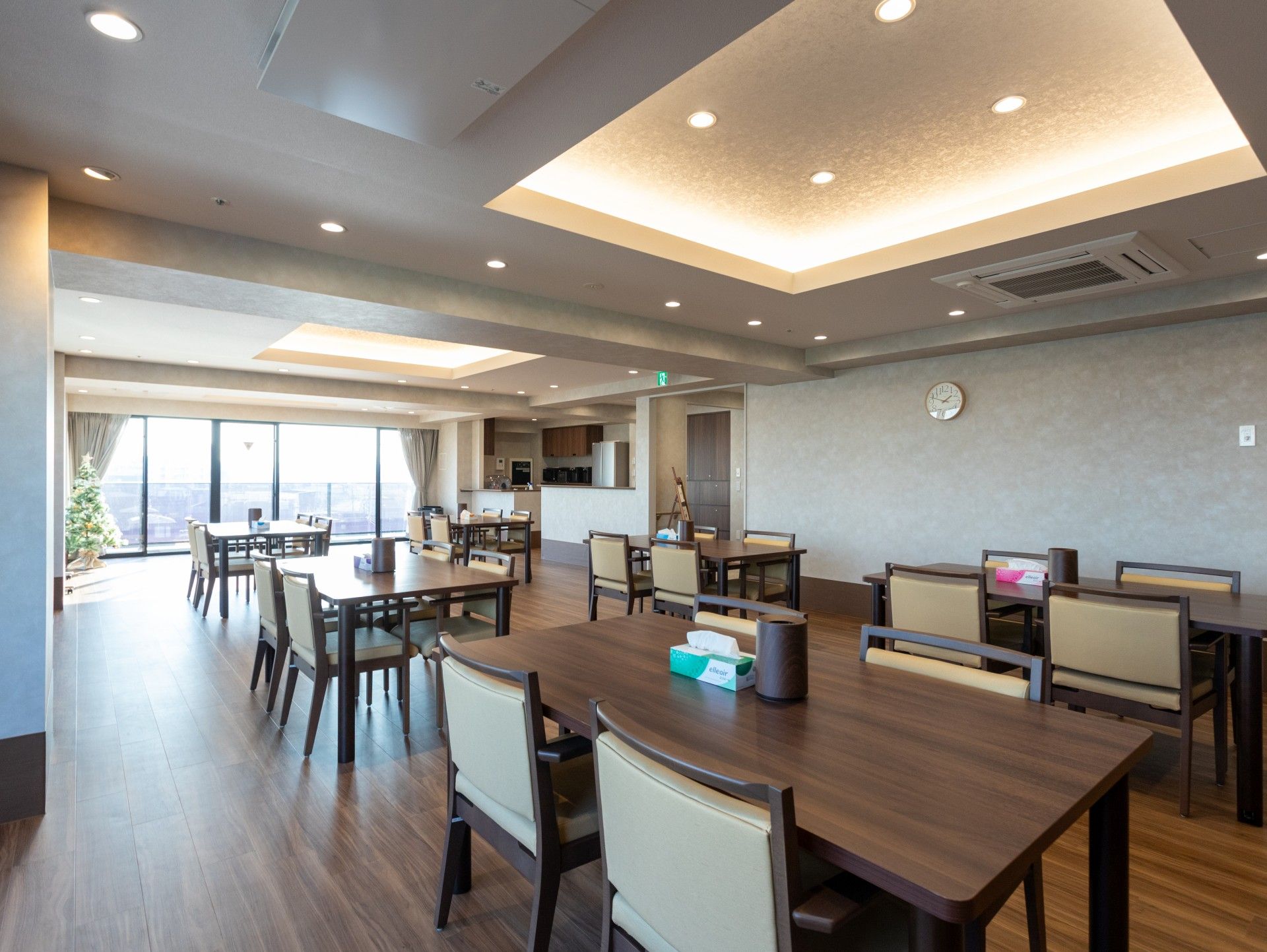 広々とした食事スペース