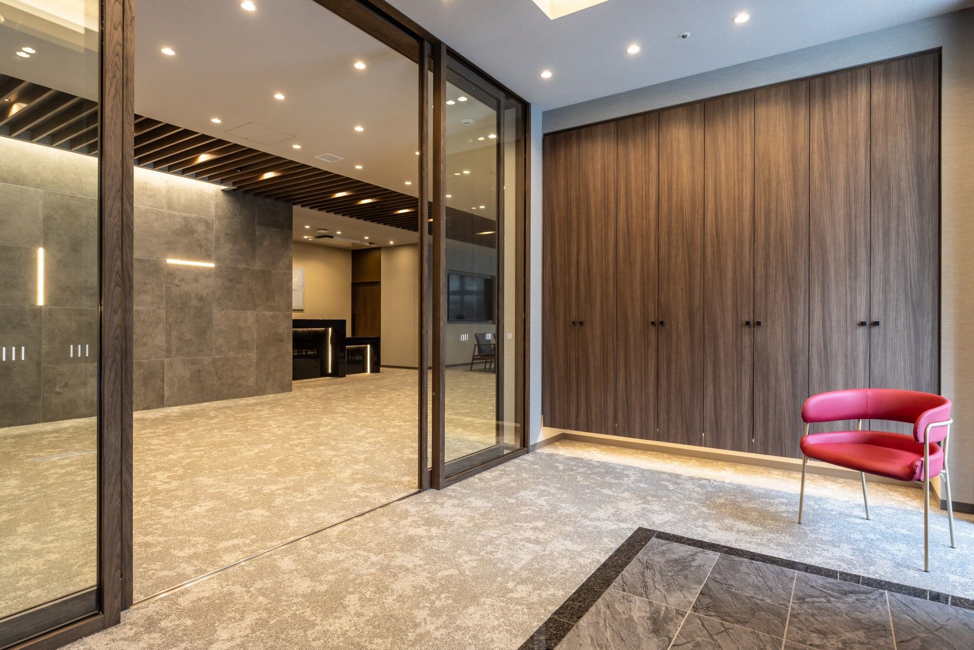 落ち着いた雰囲気のエントランス