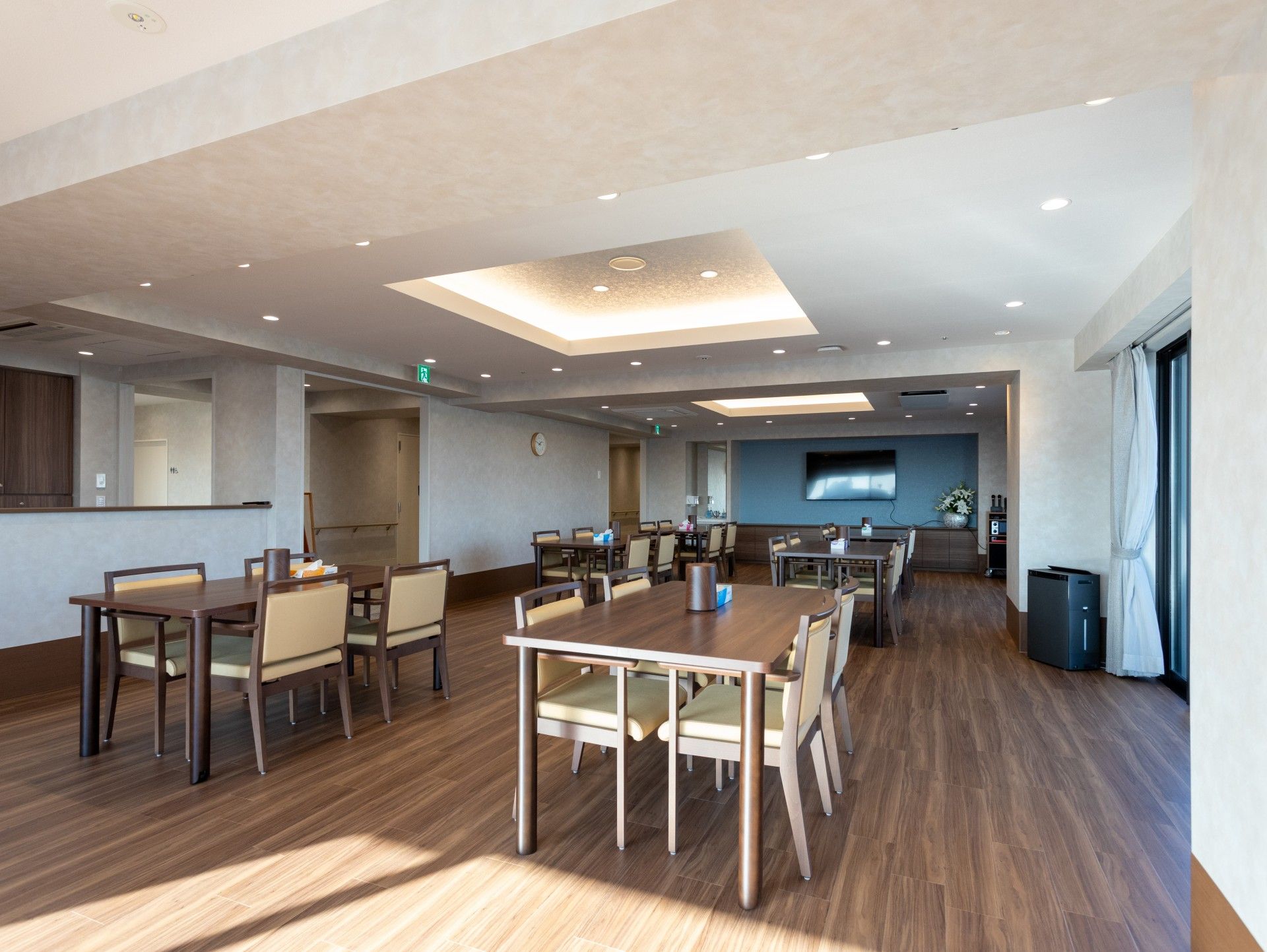 広々とした食事スペース