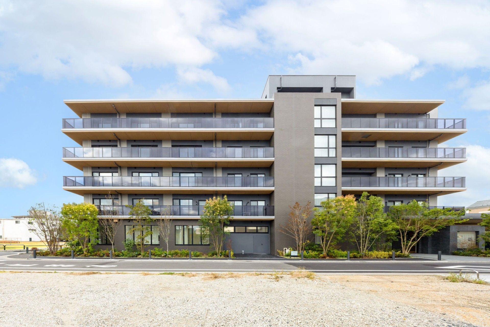 緑に囲まれた建物外観