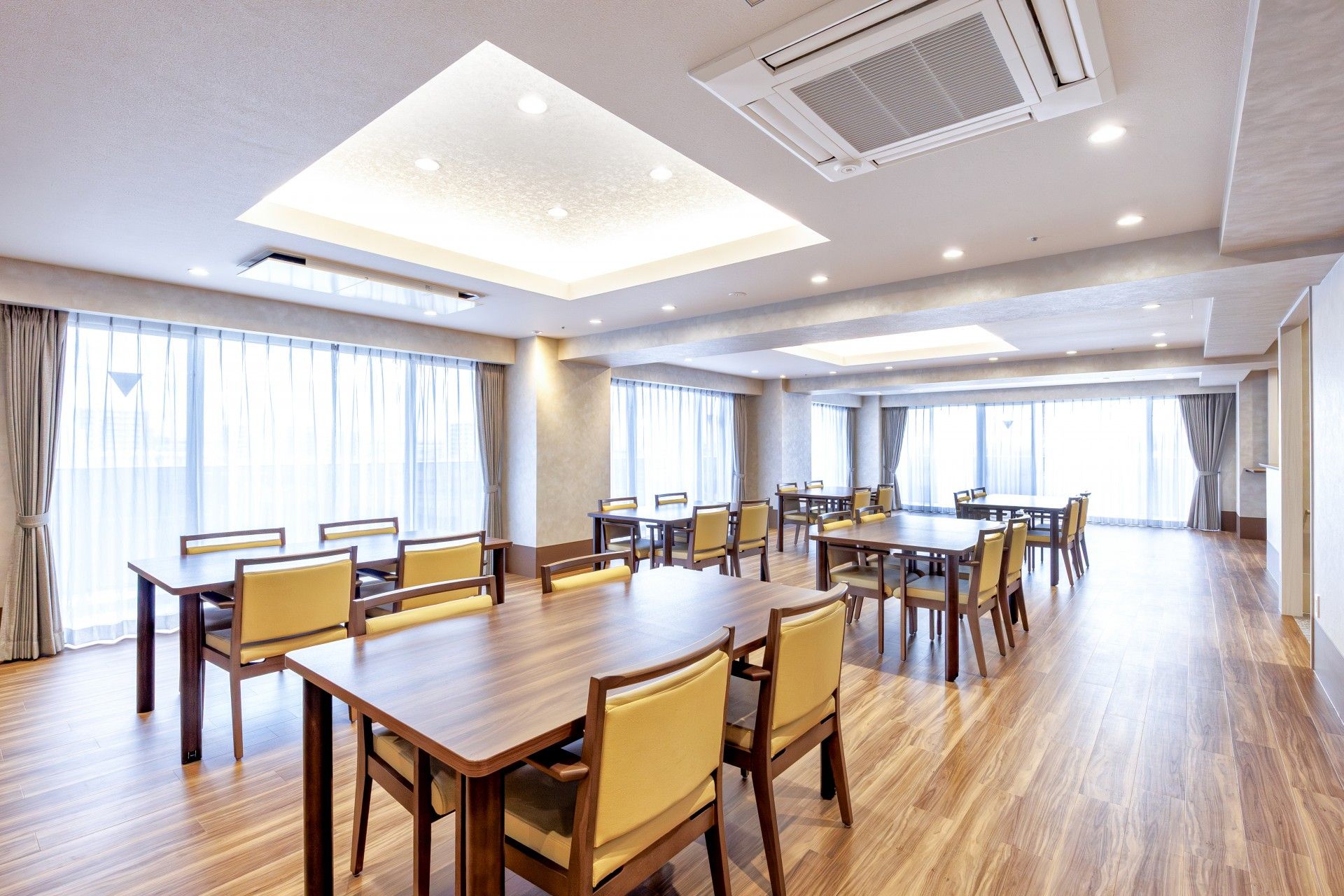 広々とした明るい部屋