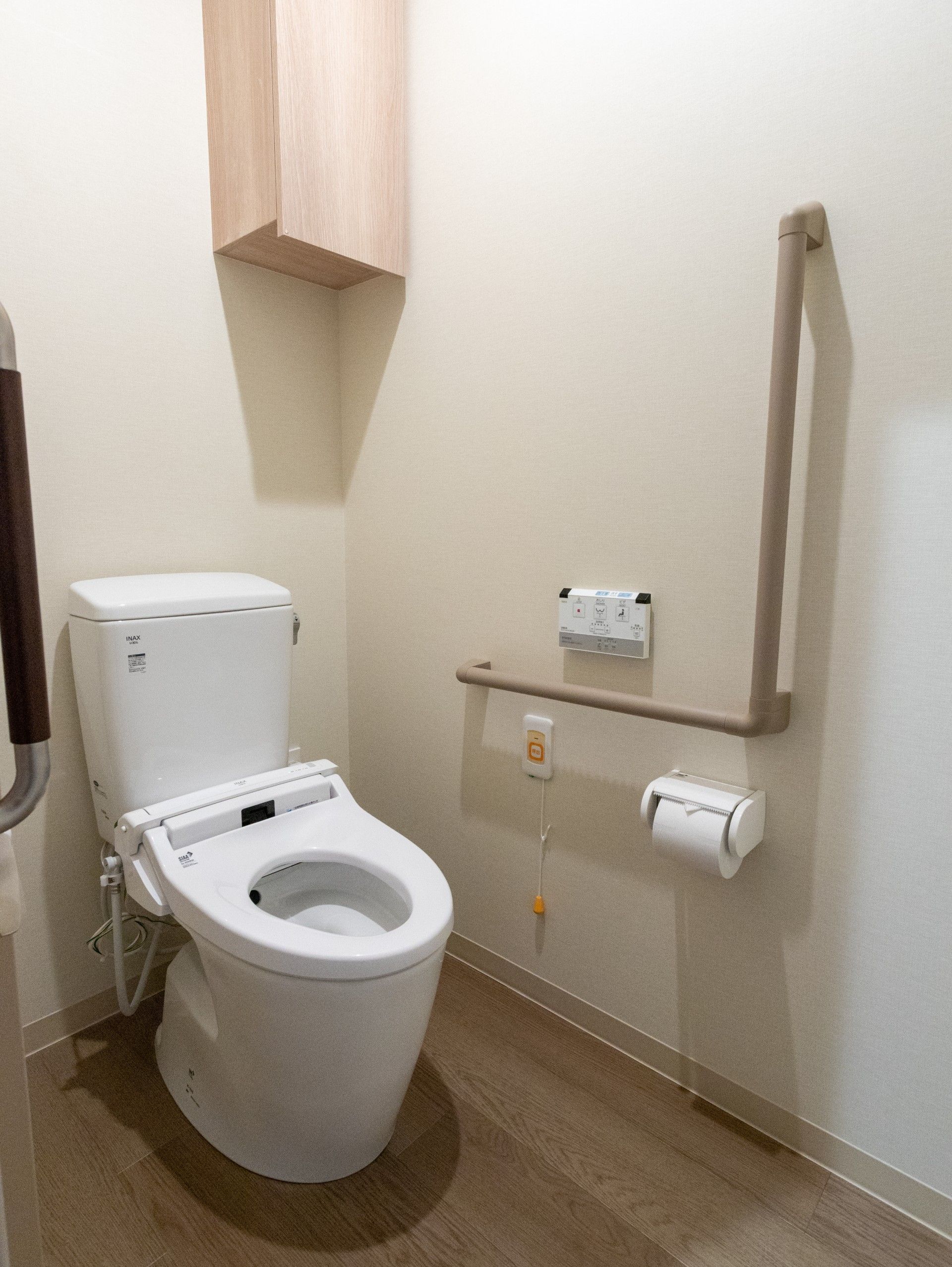 手すり付きのトイレ