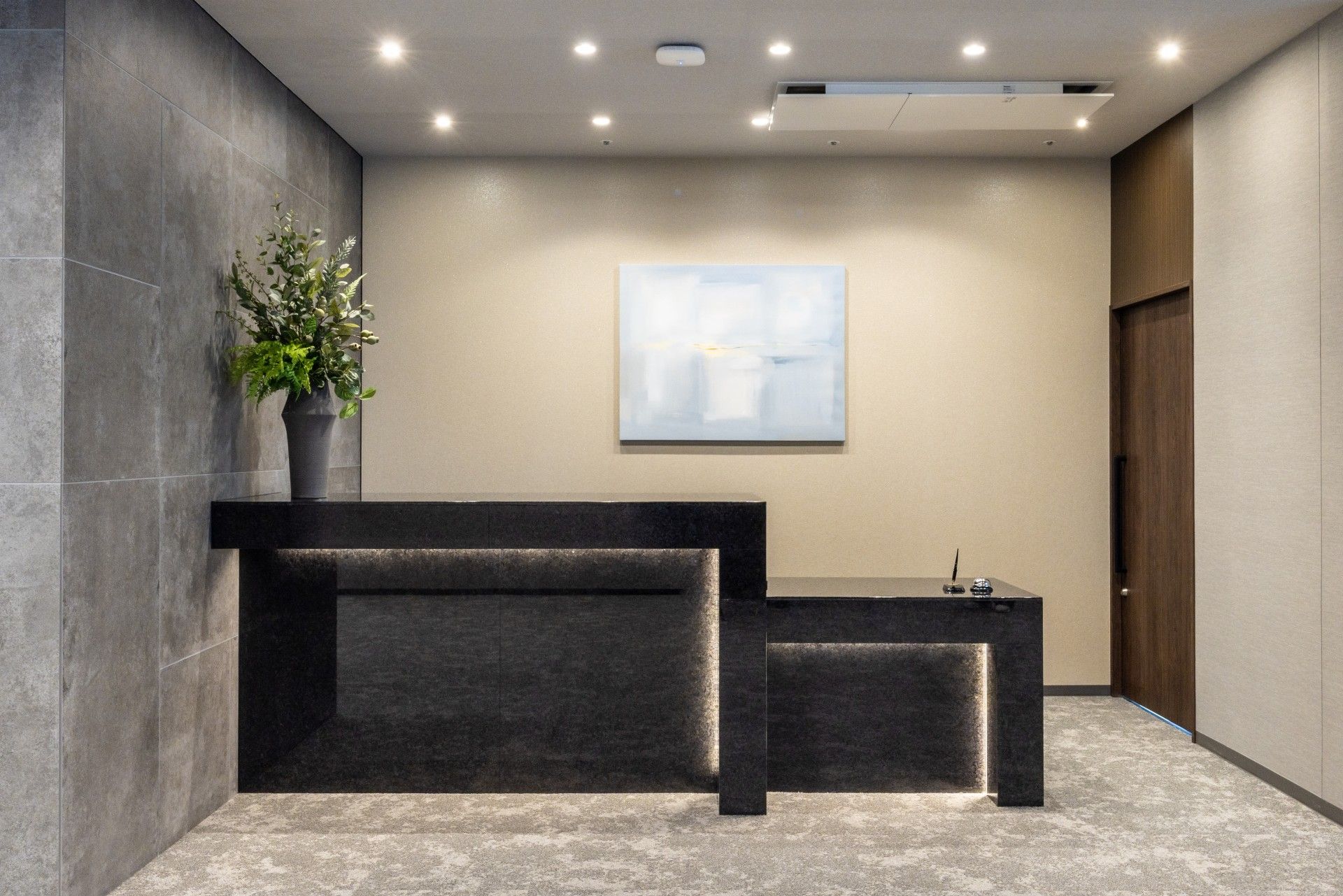 落ち着いた受付カウンター