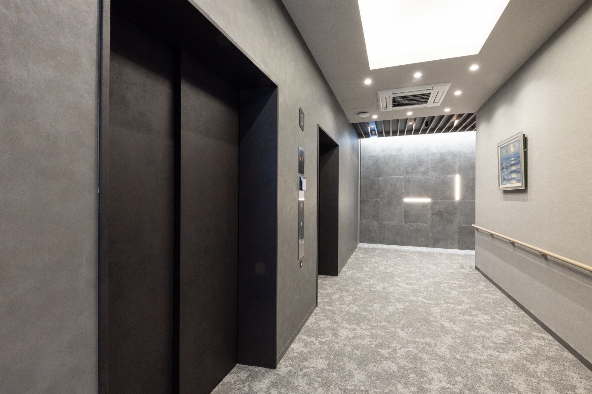 落ち着いた色調の廊下