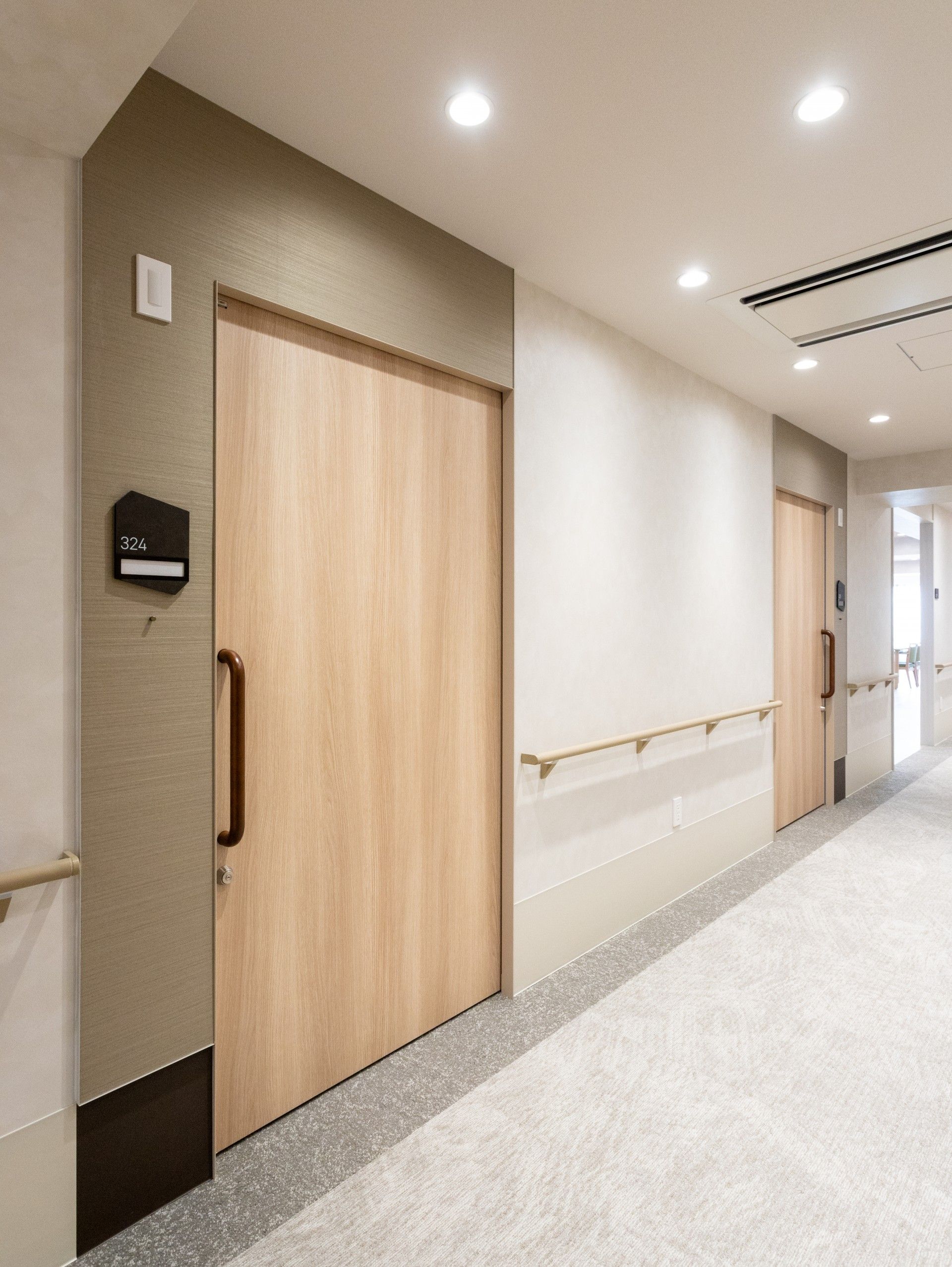 落ち着いた廊下の扉