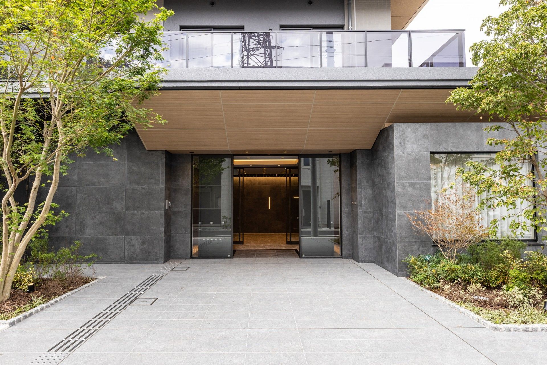 緑に囲まれたエントランス