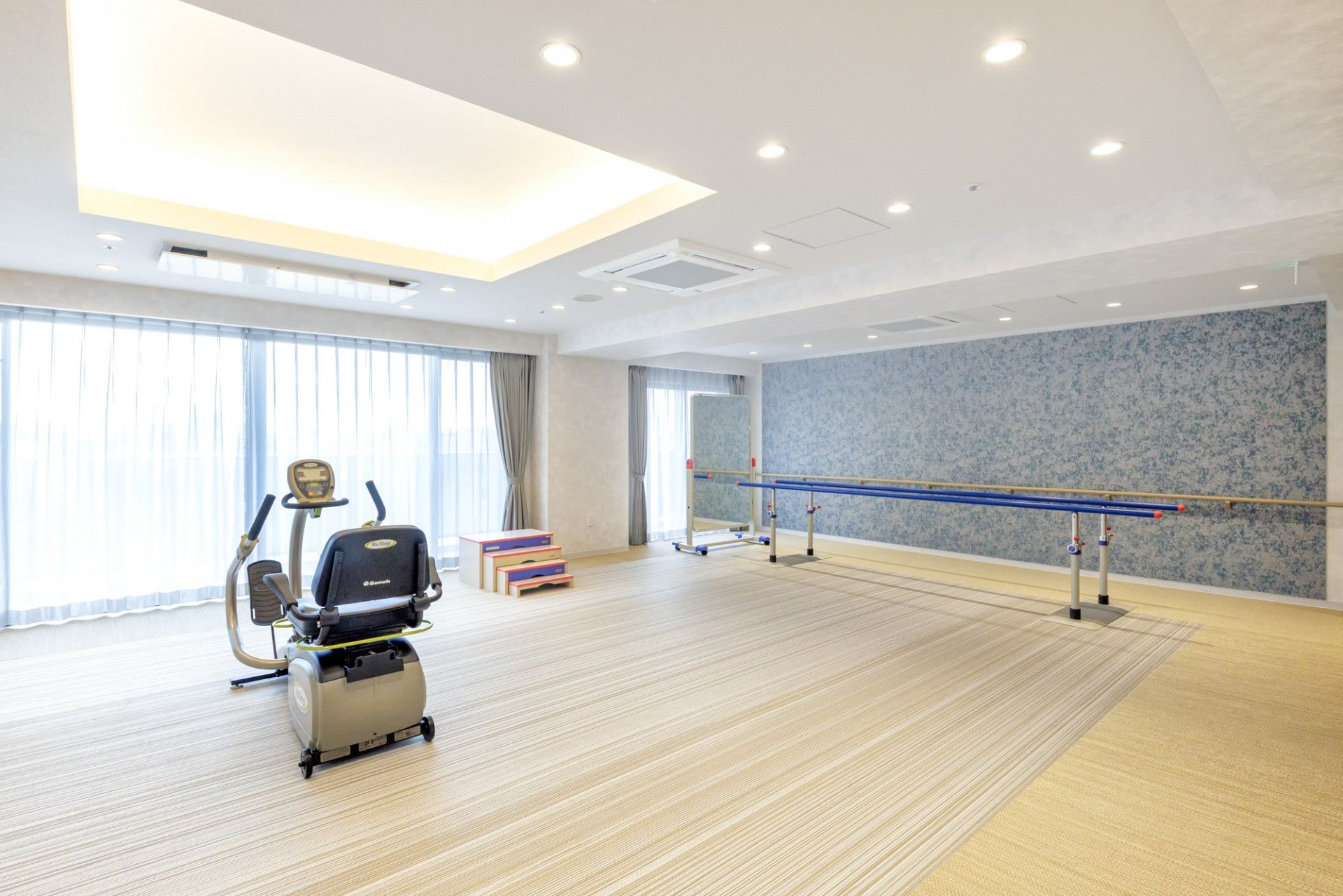 運動器具と手すりのある部屋