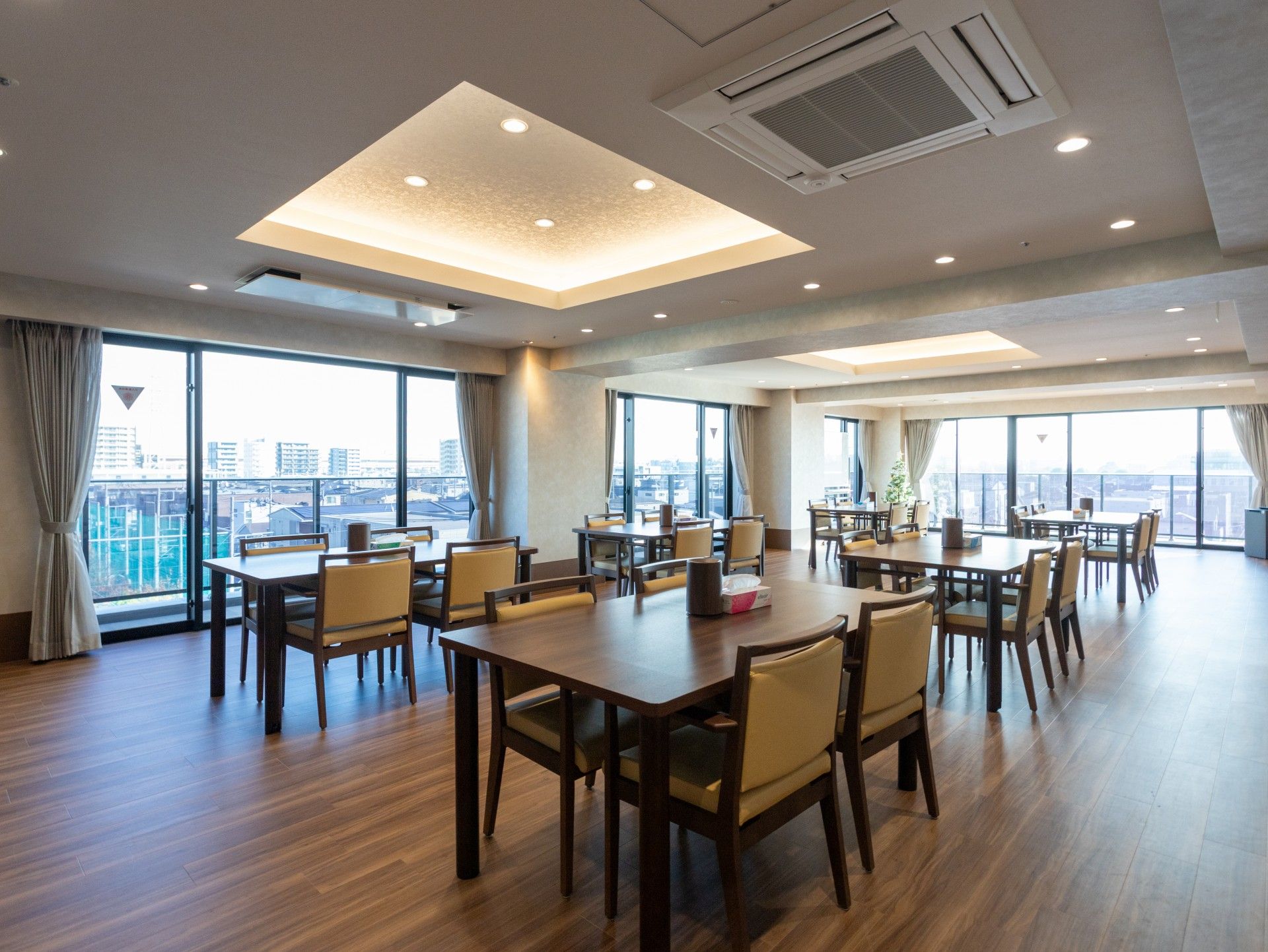 大きな窓のある食堂