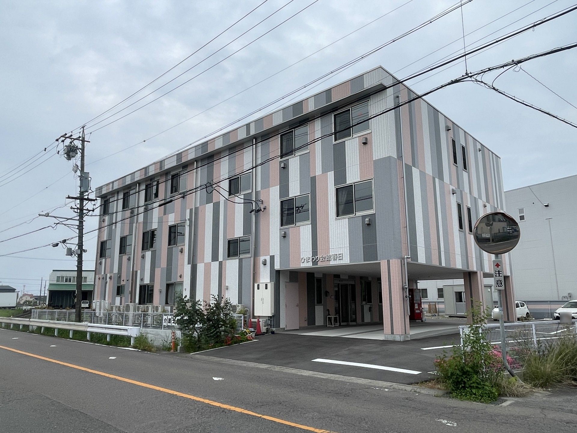 カラフルな外観の建物
