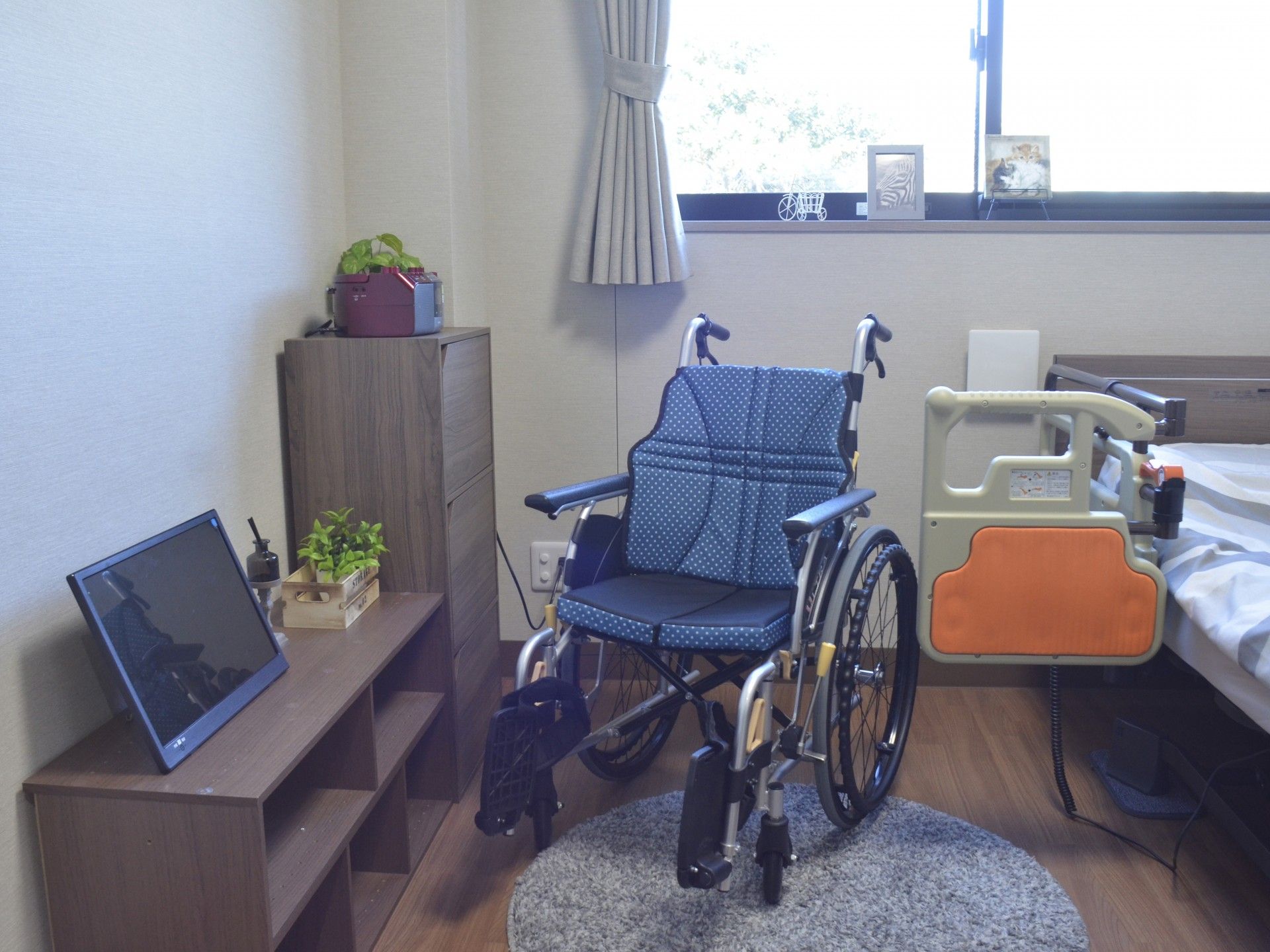 車椅子とベッドのある部屋