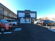 駐車場のある建物外観