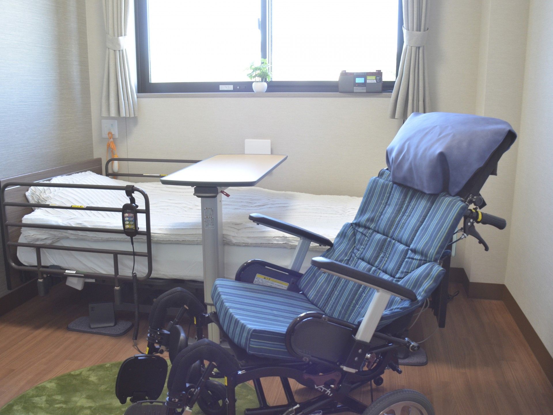 ベッドと車椅子の部屋