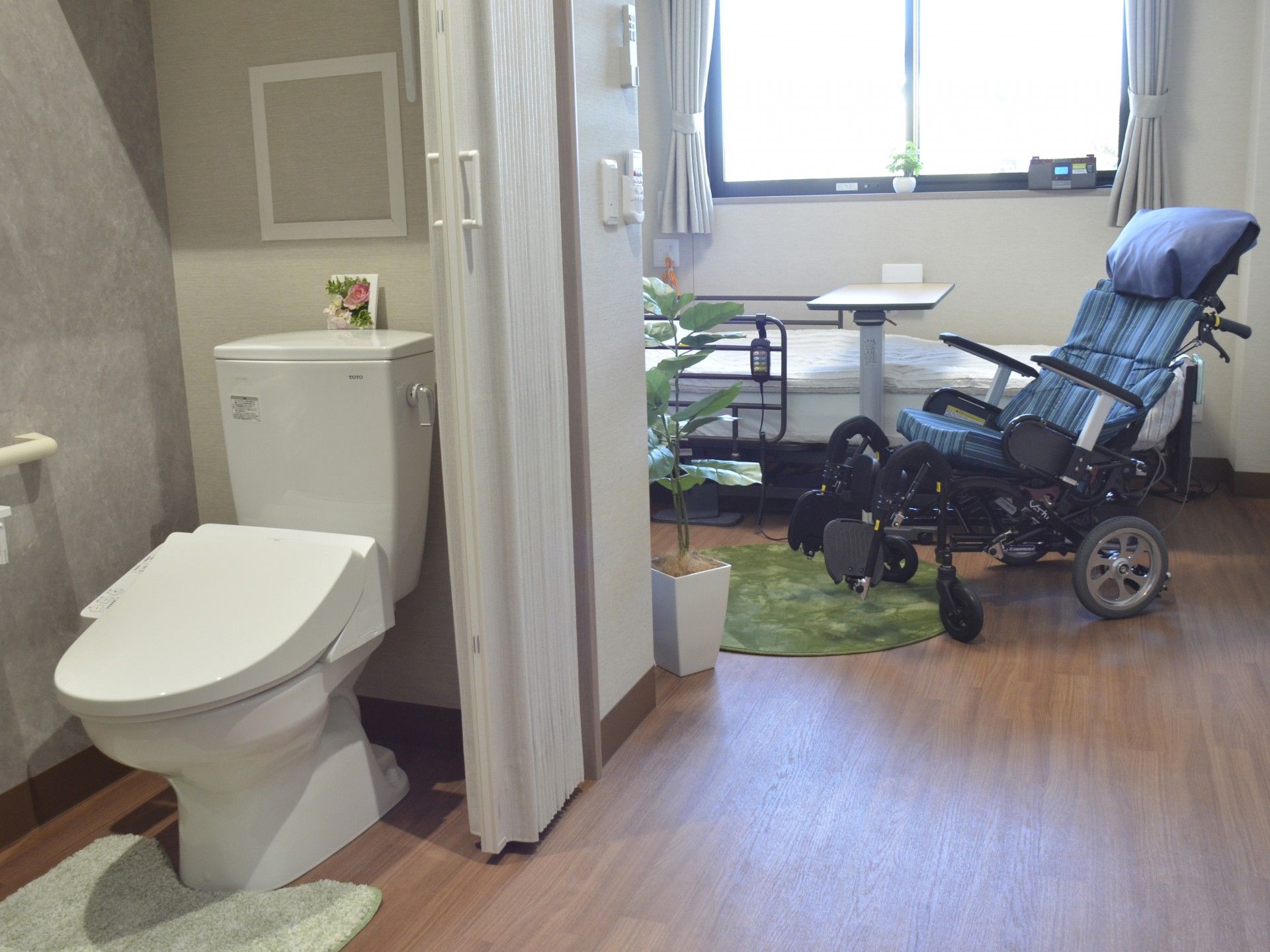 車椅子とトイレのある部屋