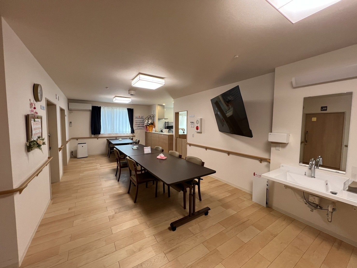 広いテーブルのある部屋