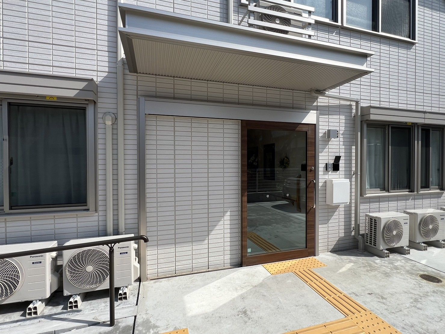 ガラス扉のある建物外観