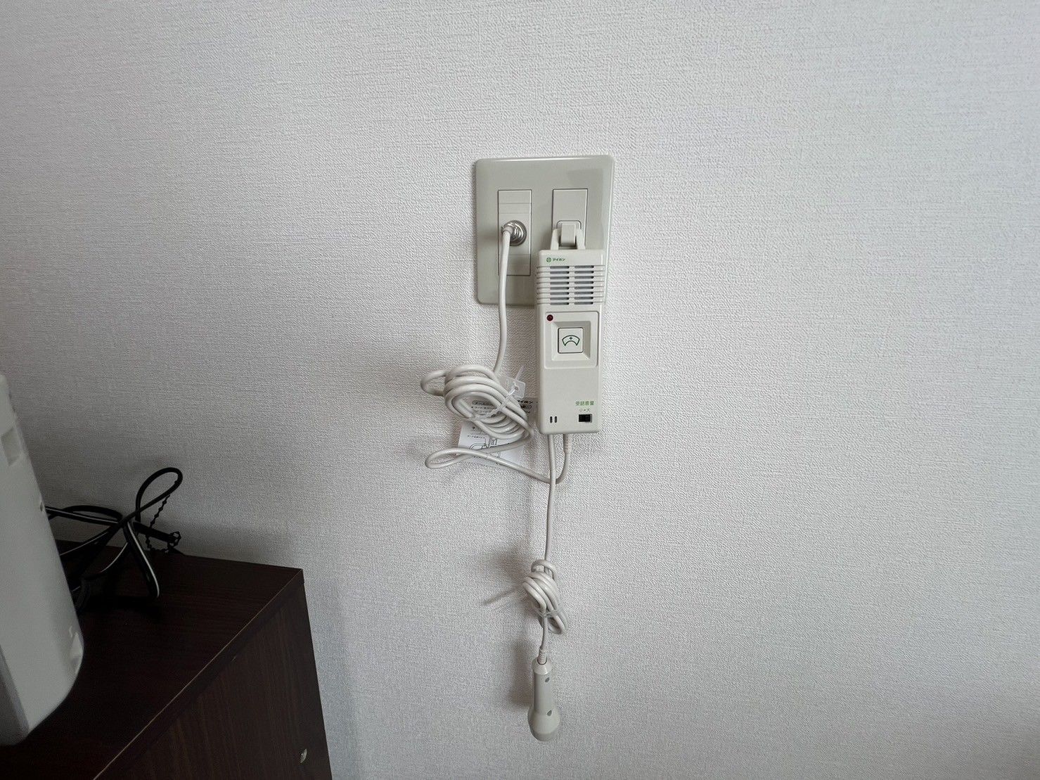 壁のインターホン