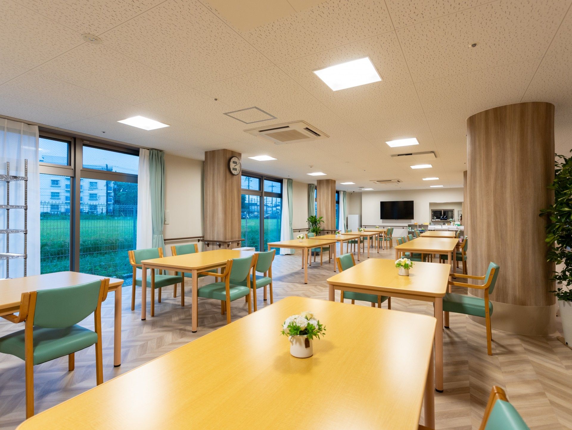 明るい食事スペース