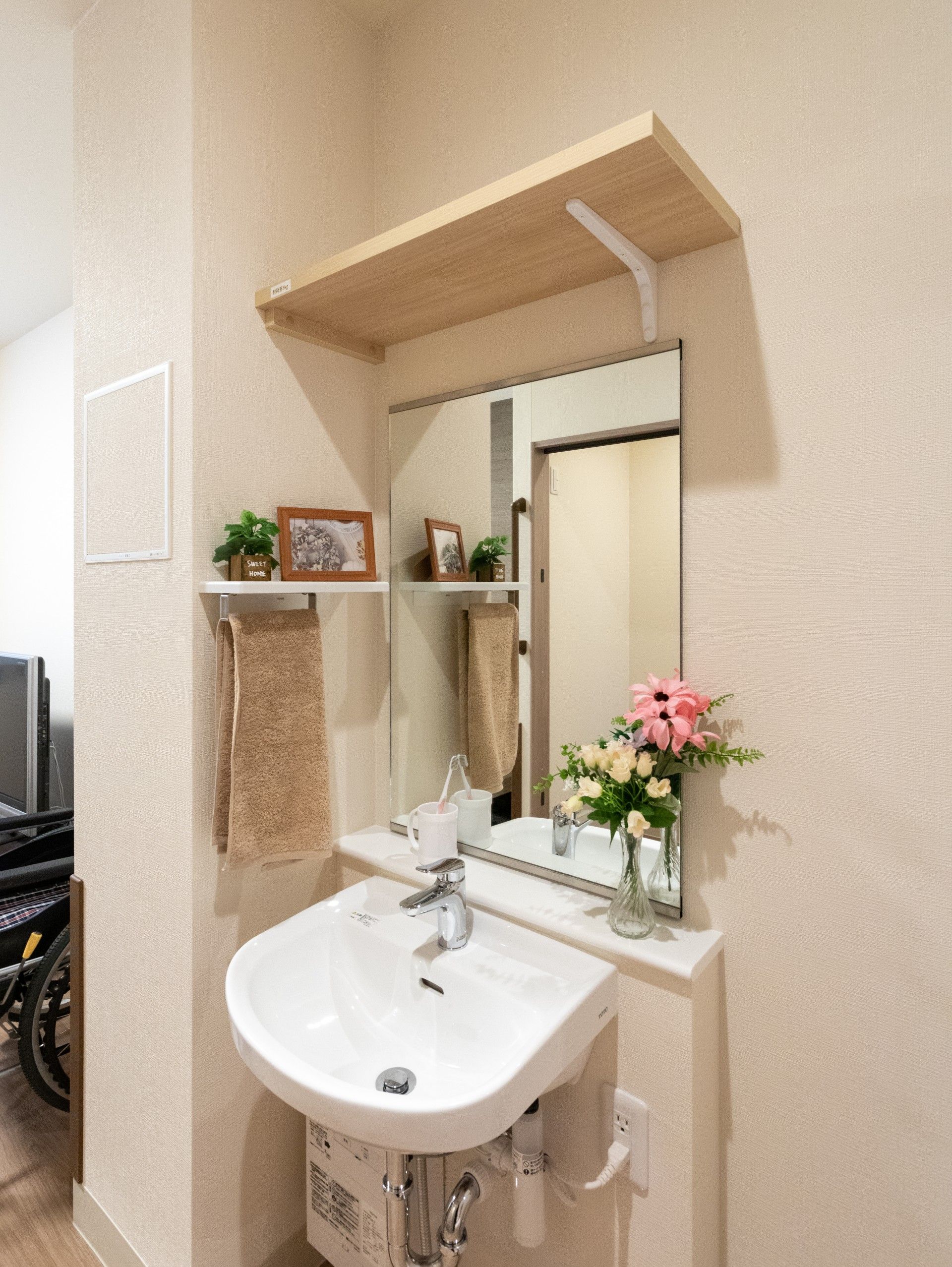 洗面台と鏡のある空間