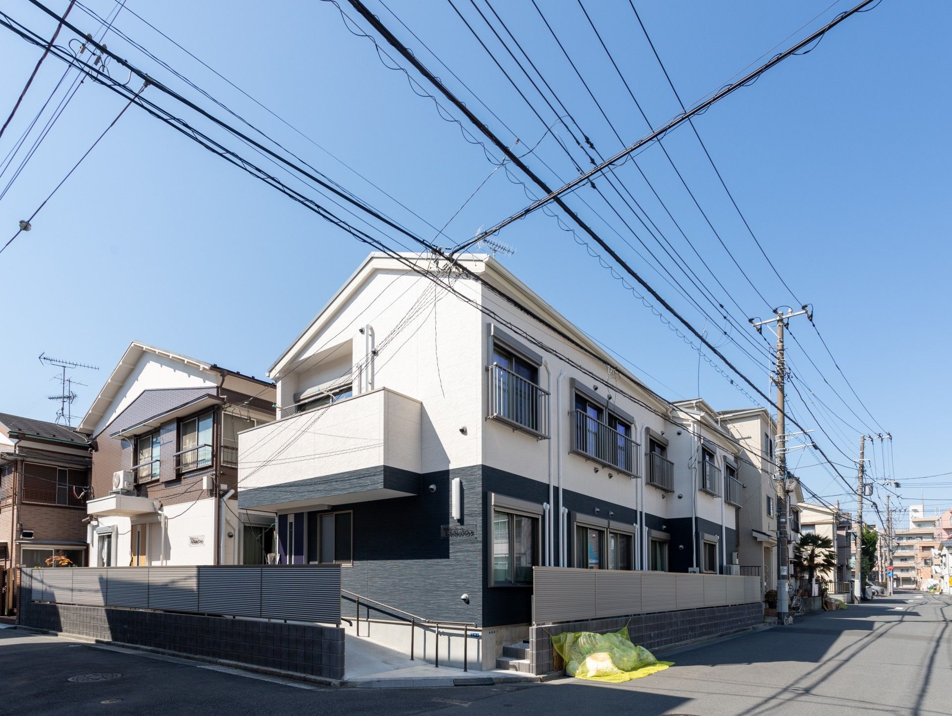 庭で交流する男性と女性
